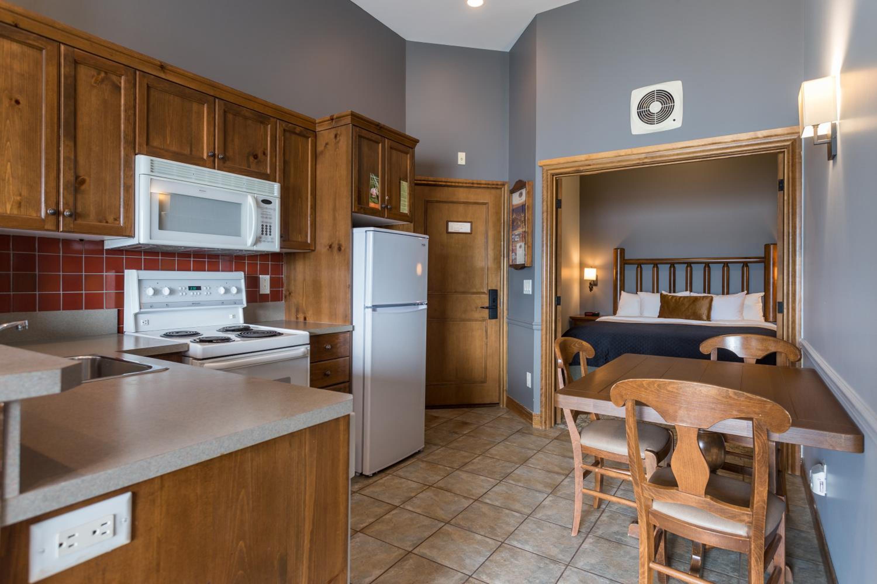 Lakelevel Suite (PET FRIENDLY) - Photo 5