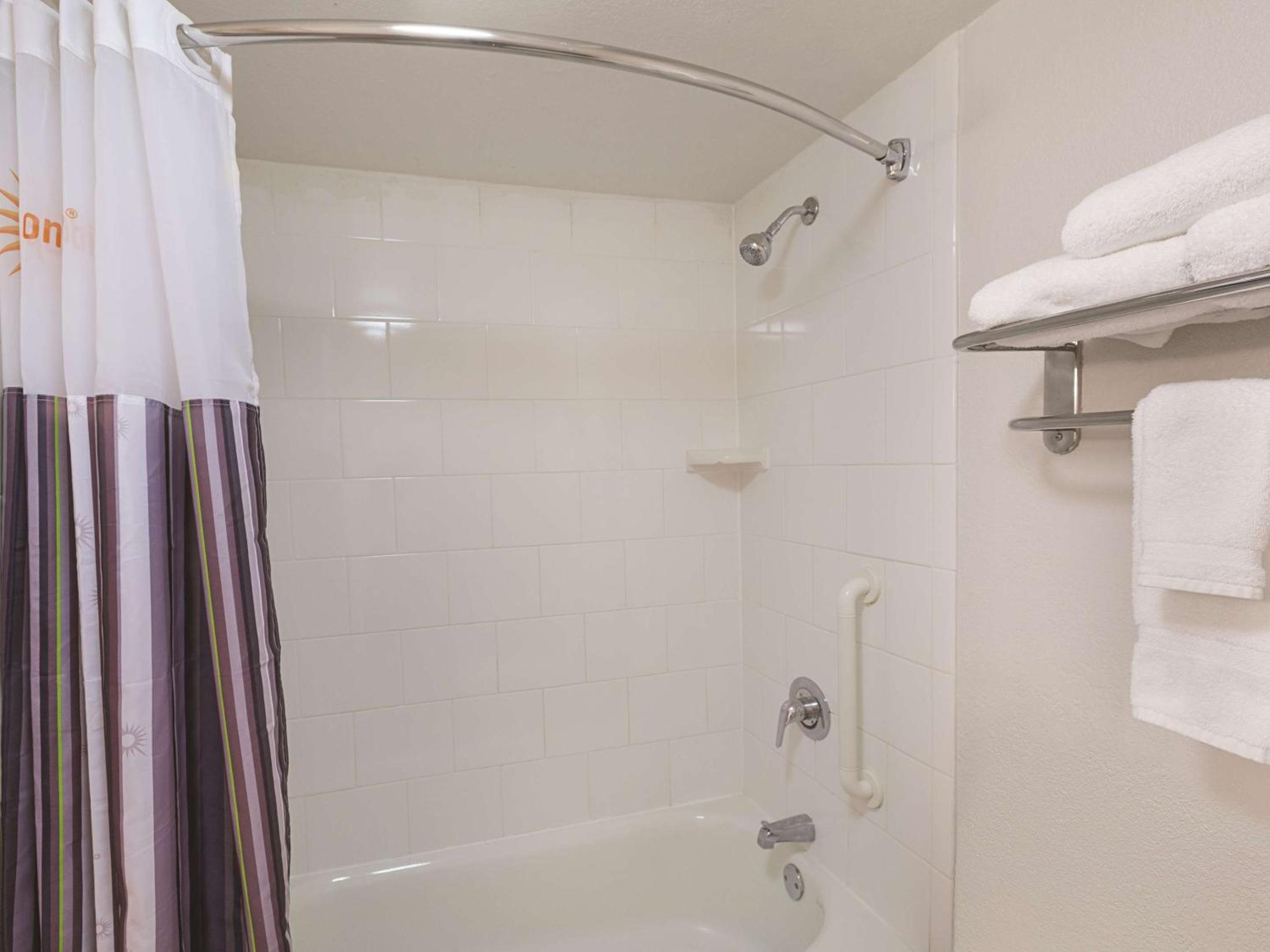 Queen Room - Disability Access - Photo 8