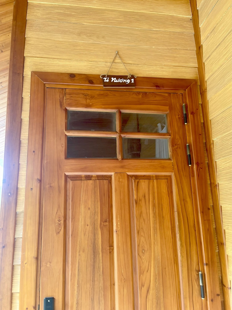 Basic Bungalow, 1 Queen Bed, Balcony, Mountain View photo 3