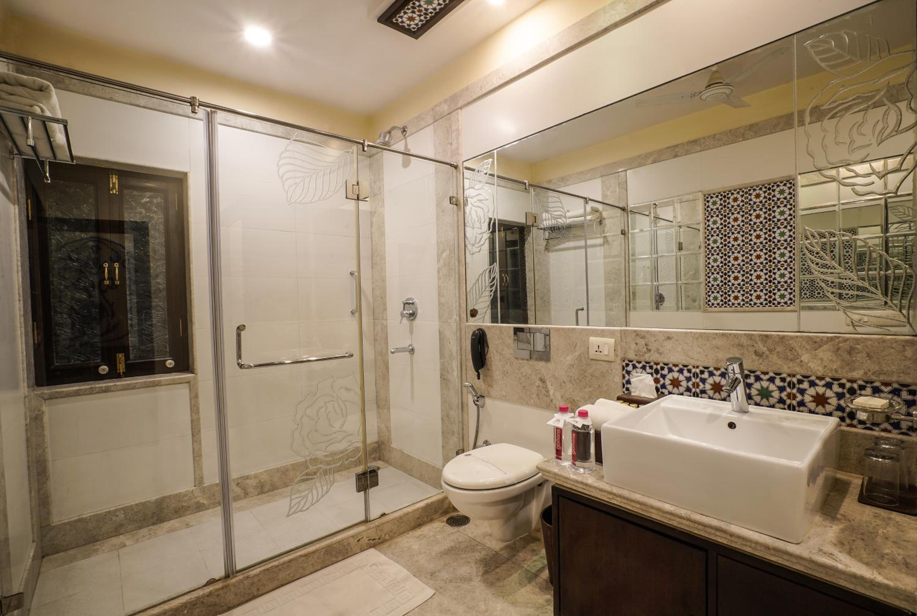 Suite: 20% off on session of Spa, 10% off on food & beverage services, 15 % off On Laundry