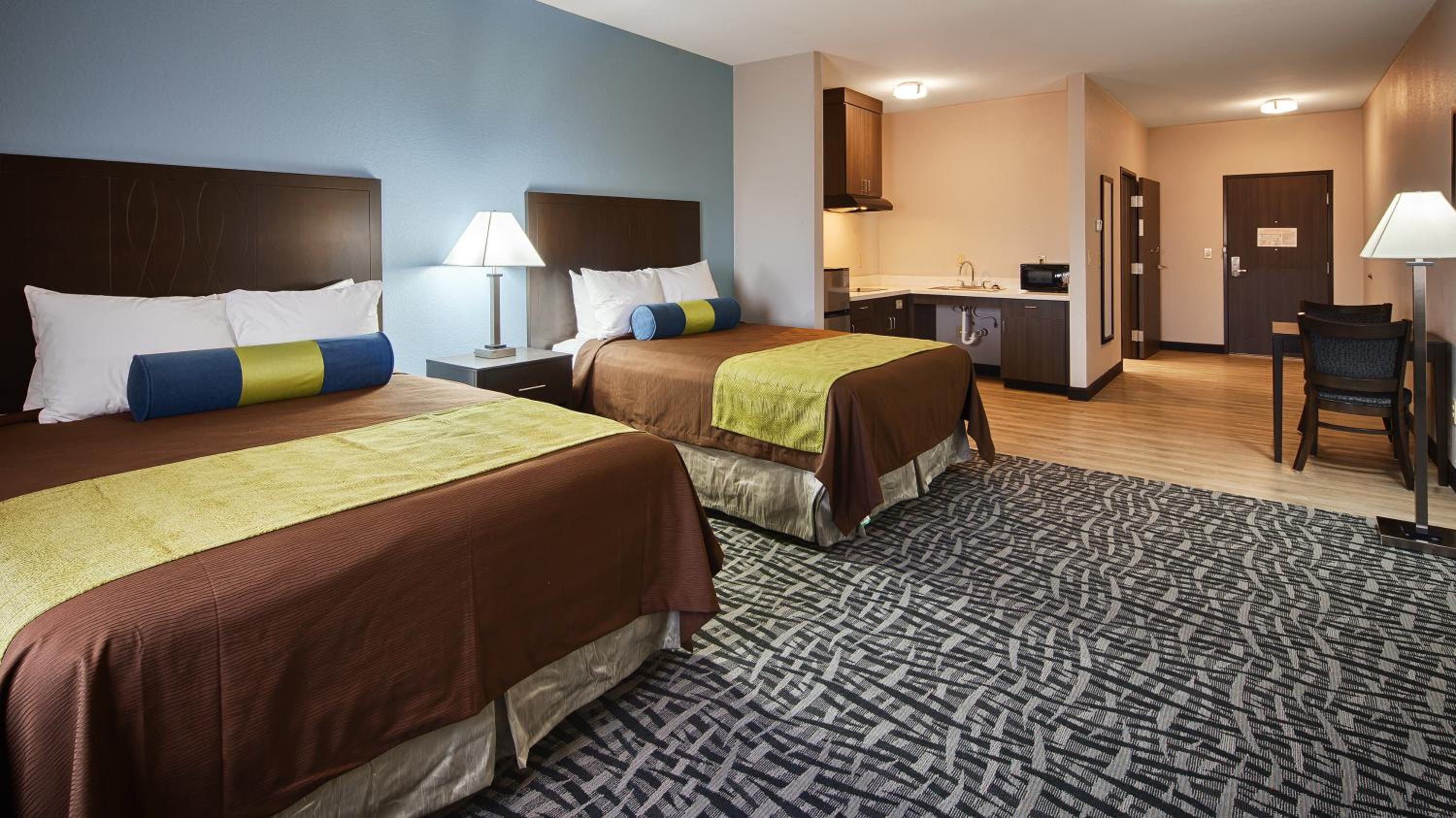 Queen Room with Two Queen Beds and Kitchenette - Non-Smoking photo 3