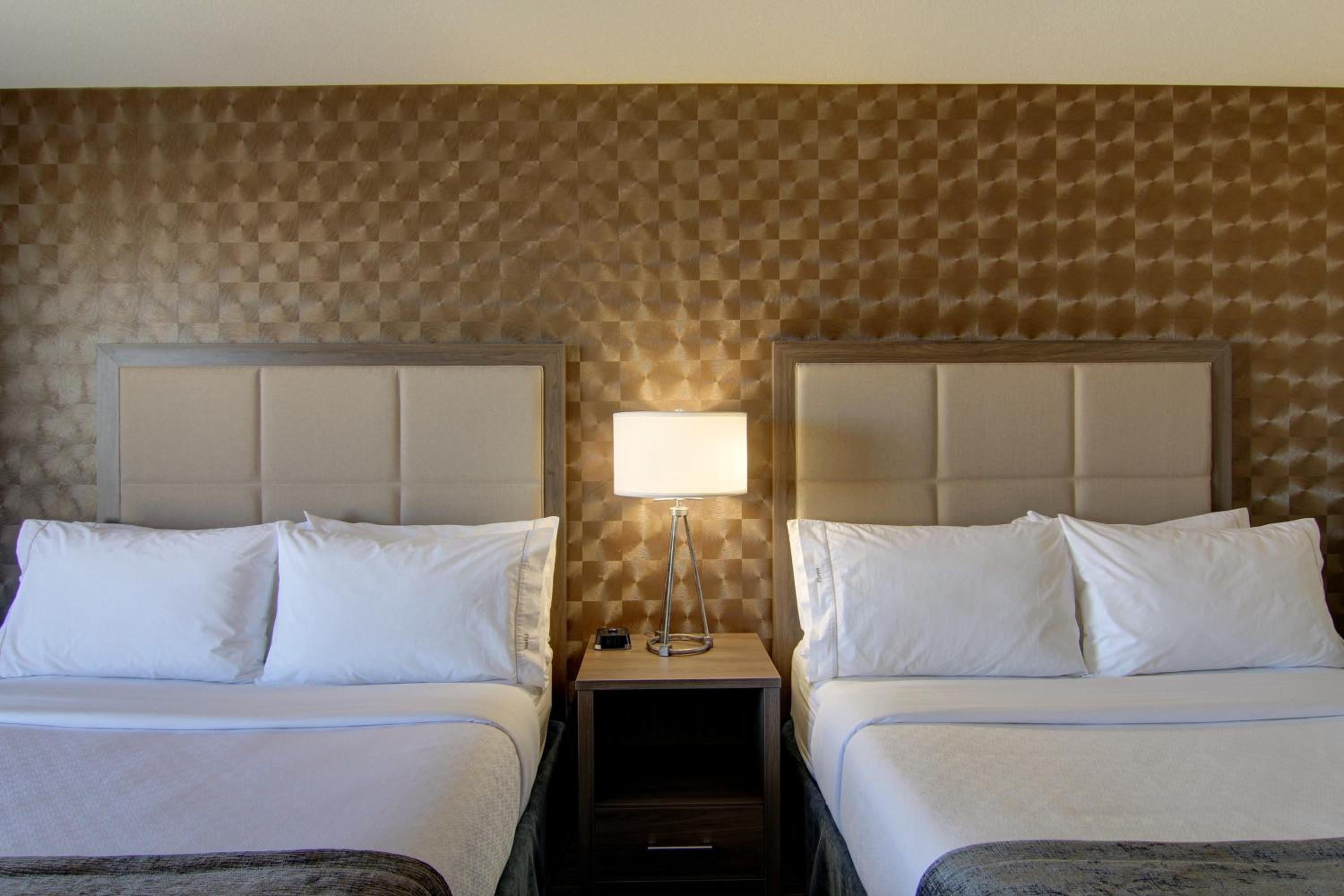 Standard Queen Room with Two Queen Beds photo 2