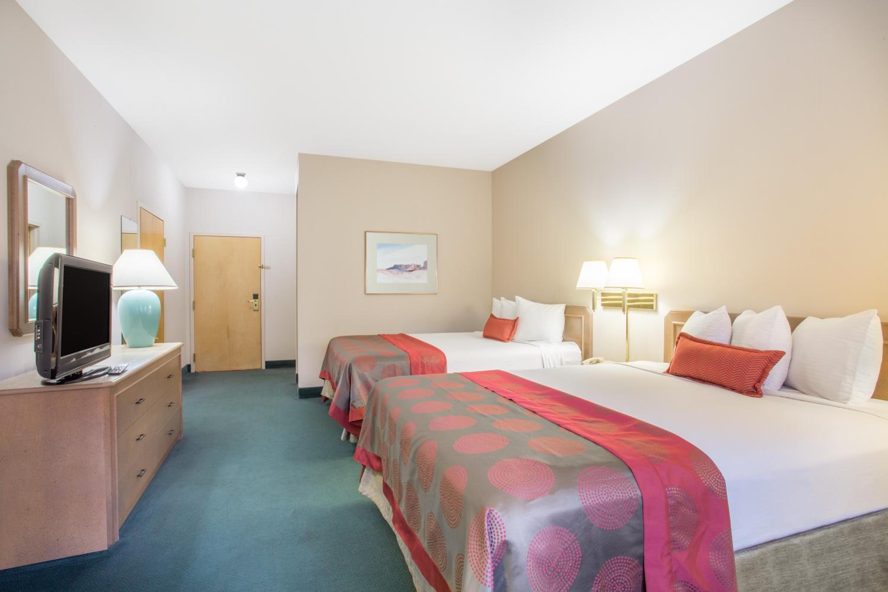 Queen Room with Two Queen Beds - Non-Smoking - Photo 4