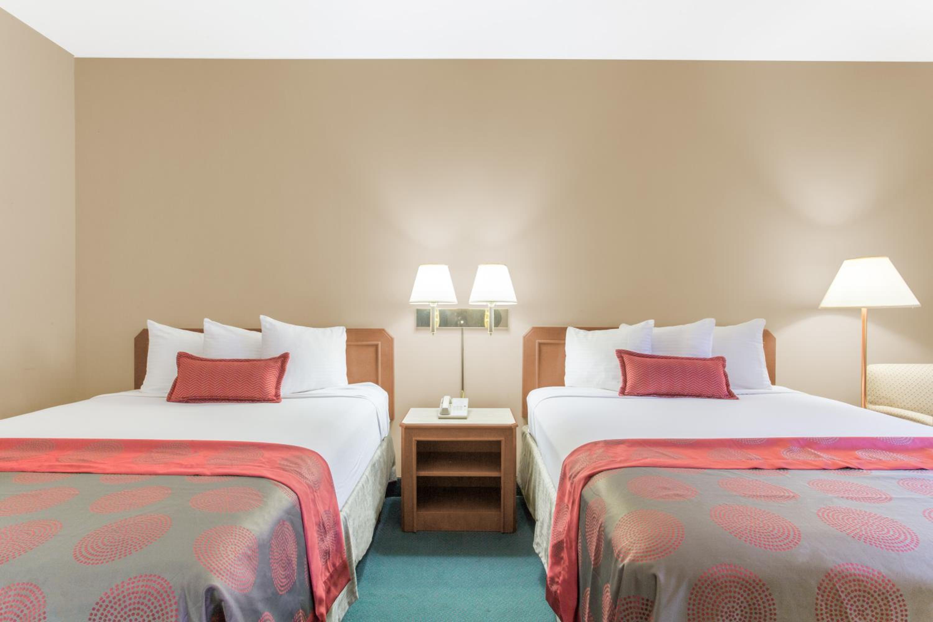 Queen Room with Two Queen Beds - Non-Smoking - Photo 5