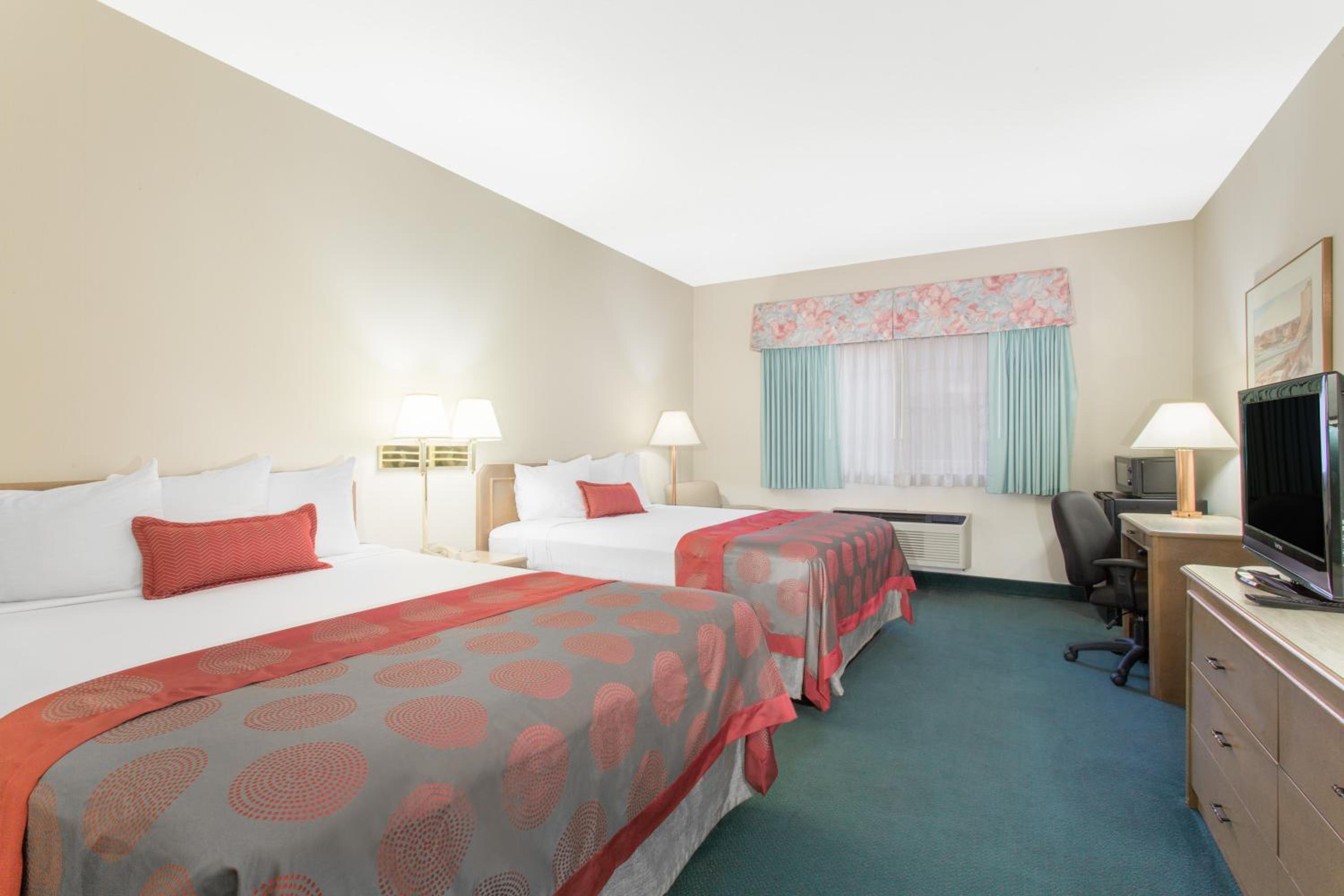 Queen Room with Two Queen Beds - Non-Smoking - Photo 6