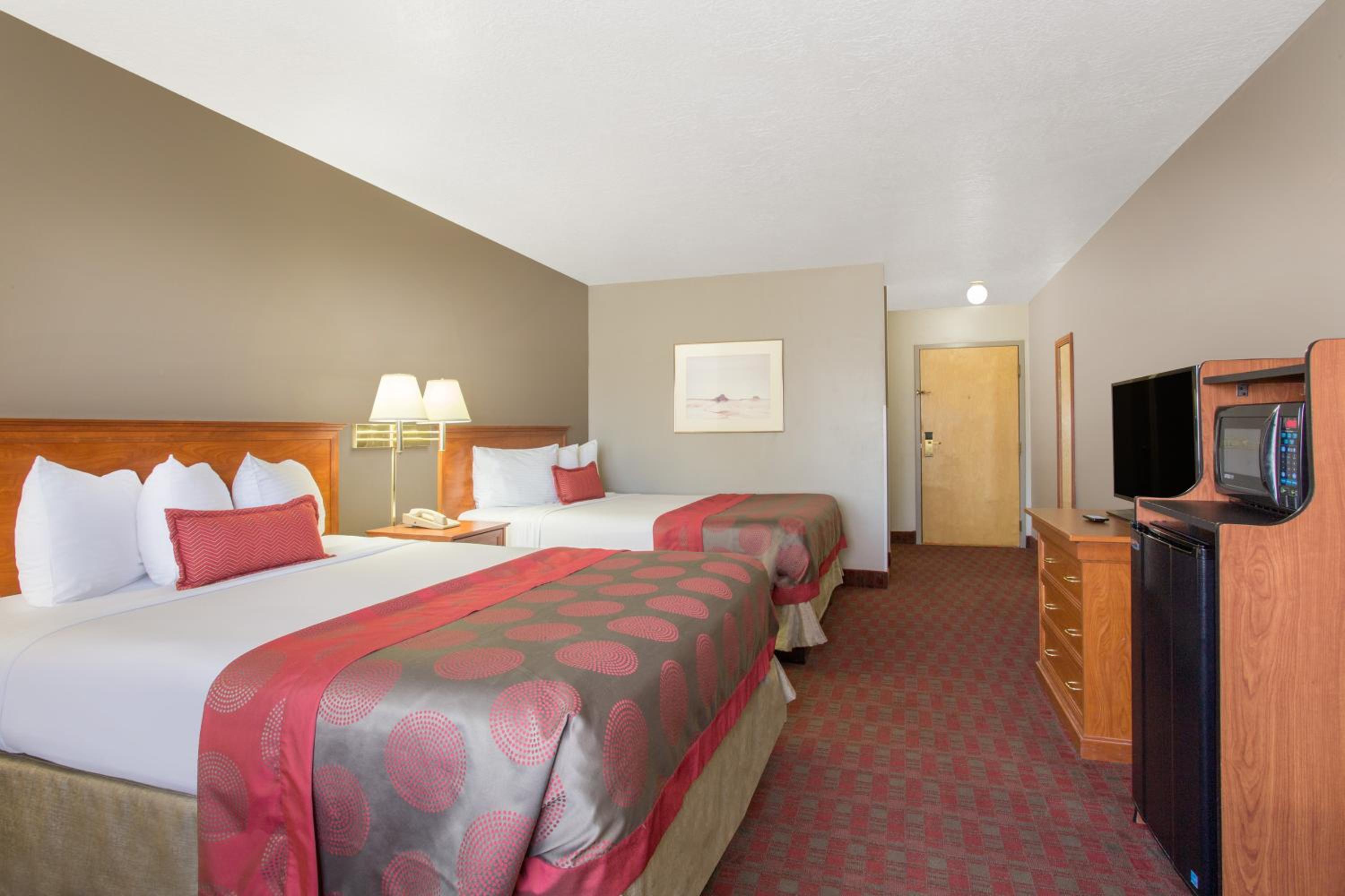 Queen Room with Two Queen Beds - Non-Smoking - Photo 3