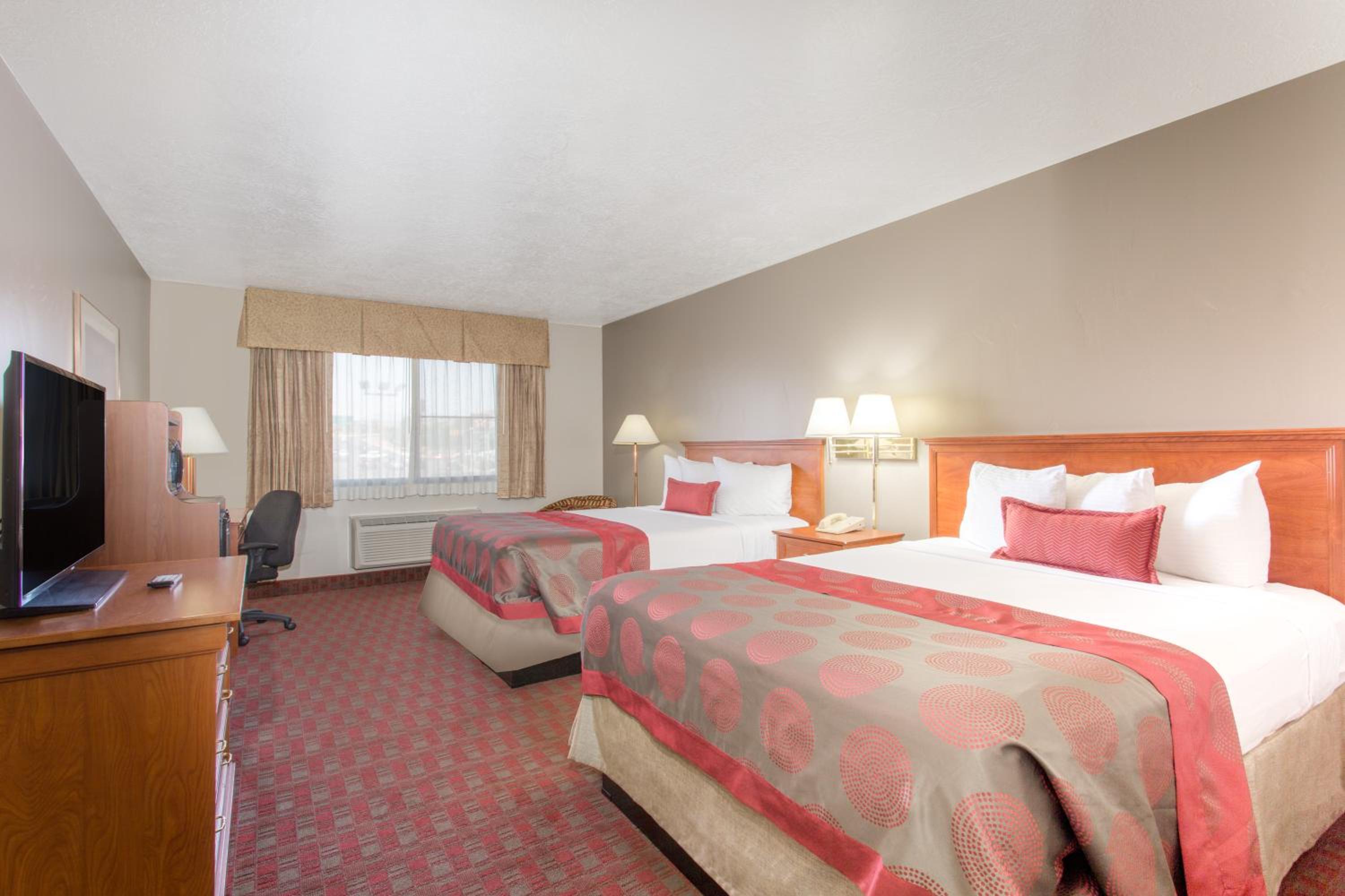 Queen Room with Two Queen Beds - Non-Smoking - Photo 2