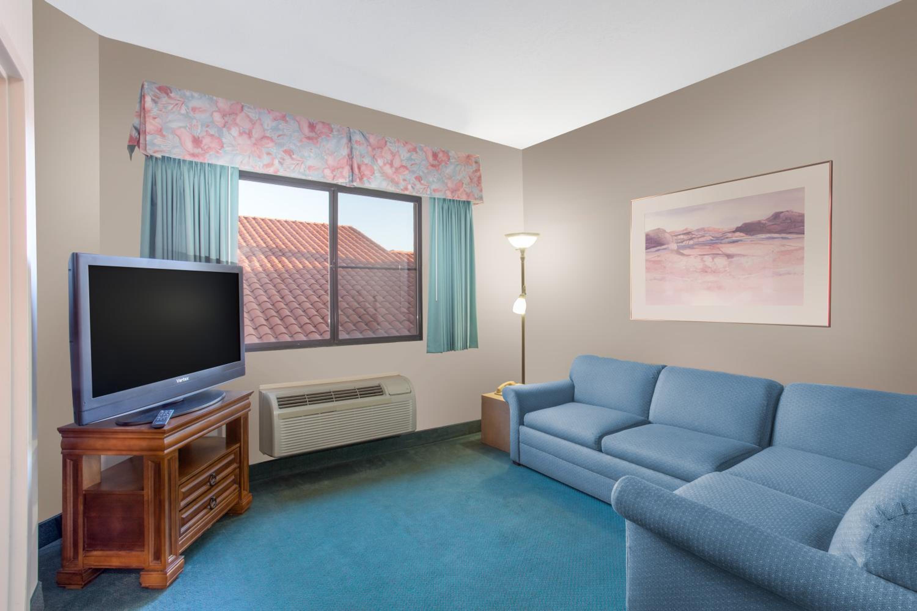 One-Bedroom Deluxe King Suite - Non-Smoking - Photo 2