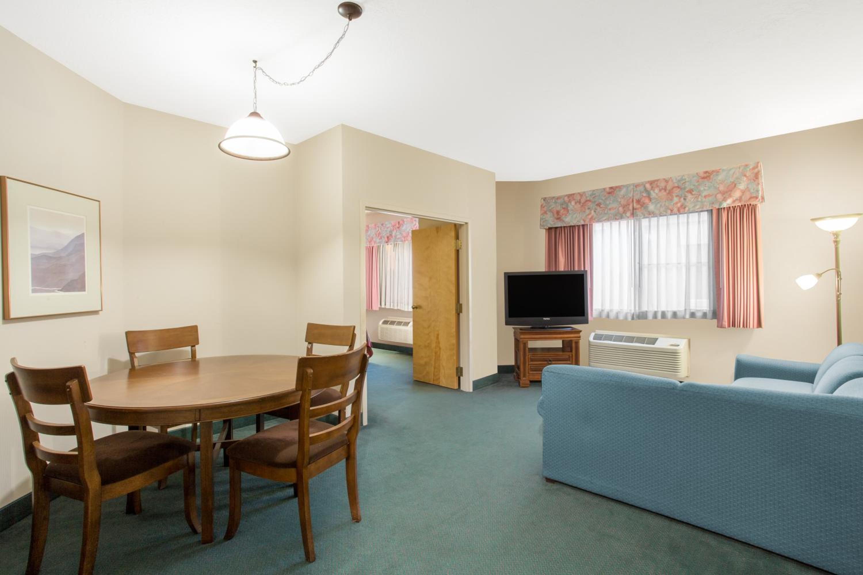 One-Bedroom Deluxe King Suite - Non-Smoking - Photo 4