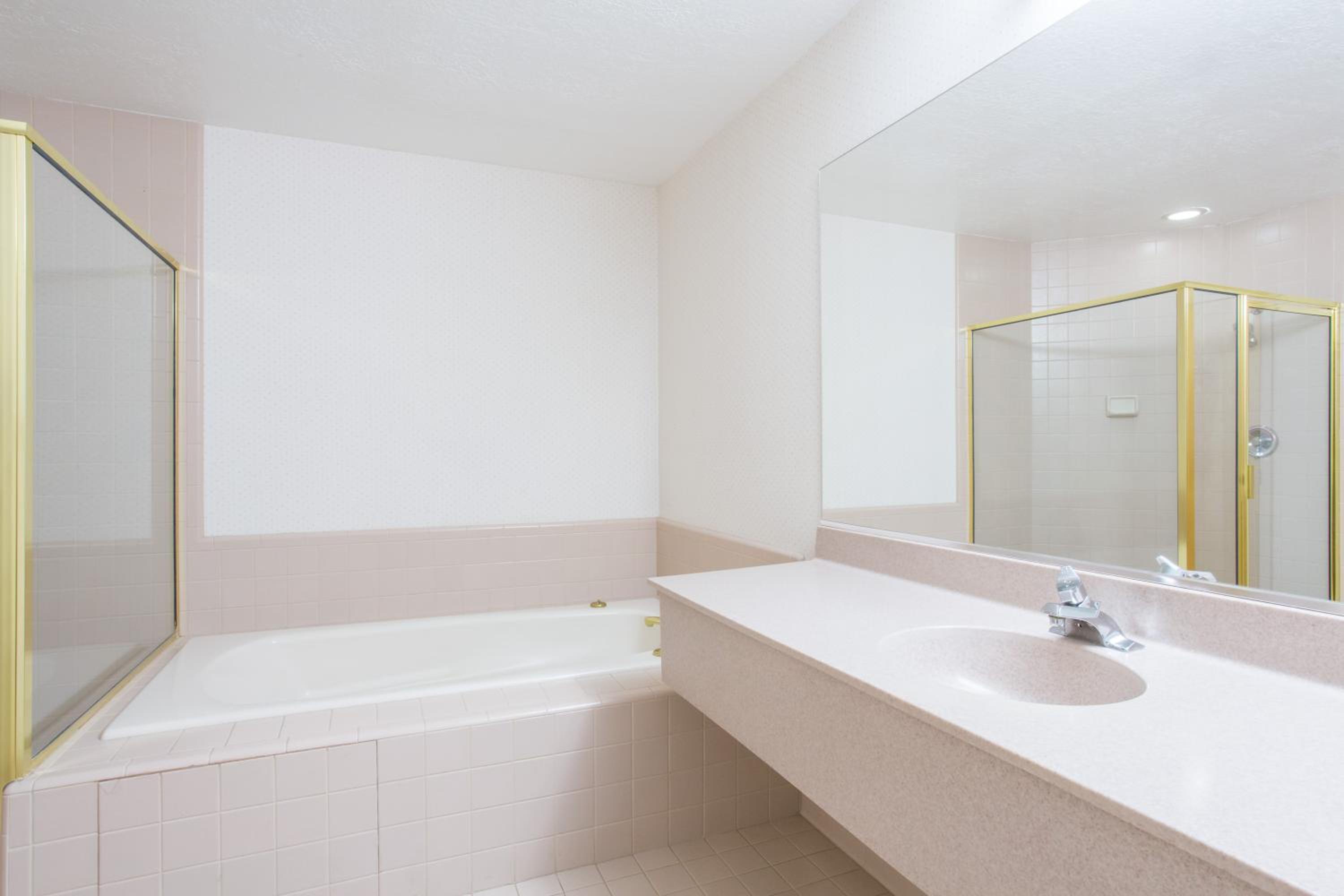 One-Bedroom Deluxe King Suite - Non-Smoking - Photo 7