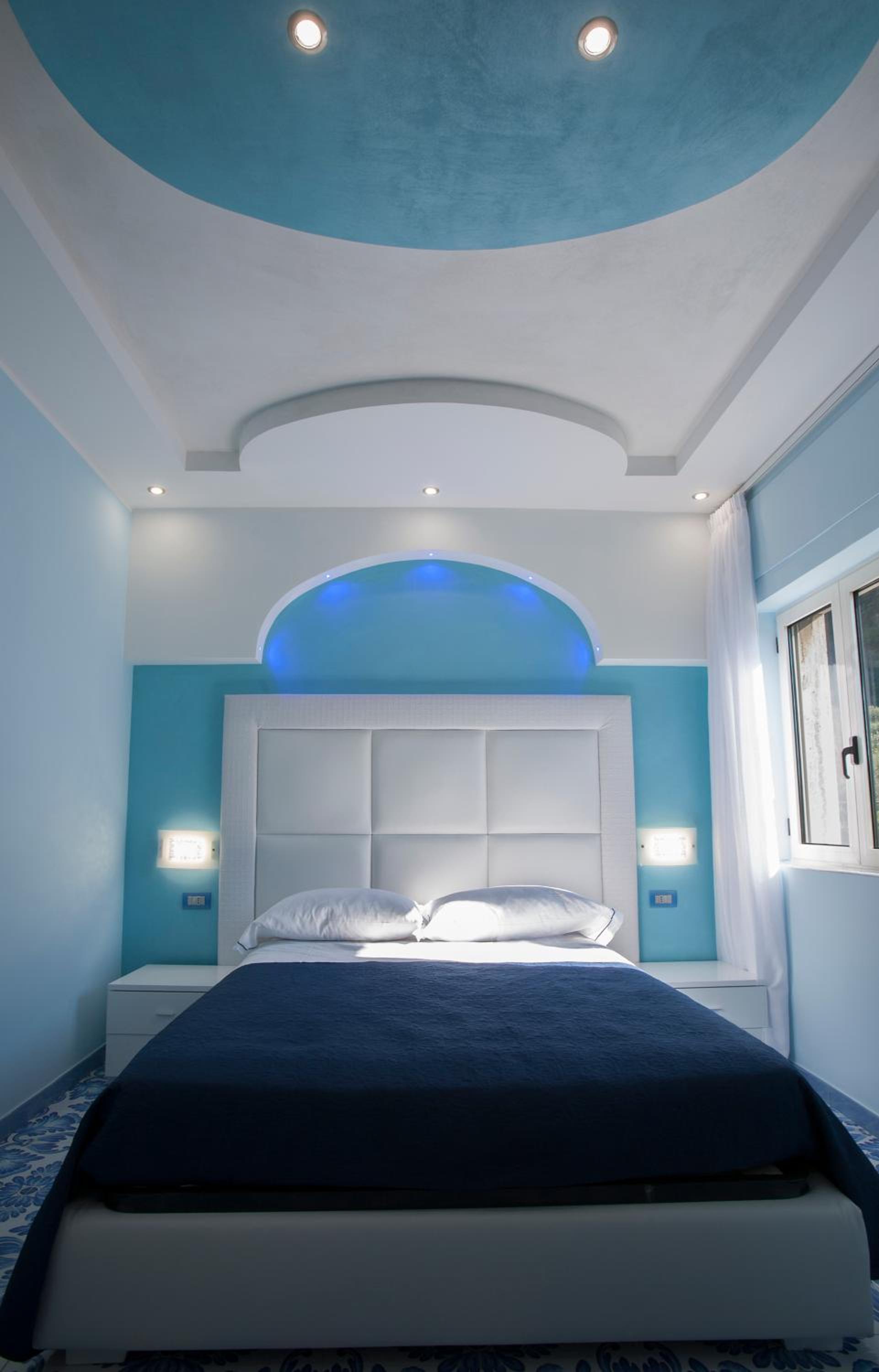 Deluxe Room (2 Adults + 1 Child) - Photo 2