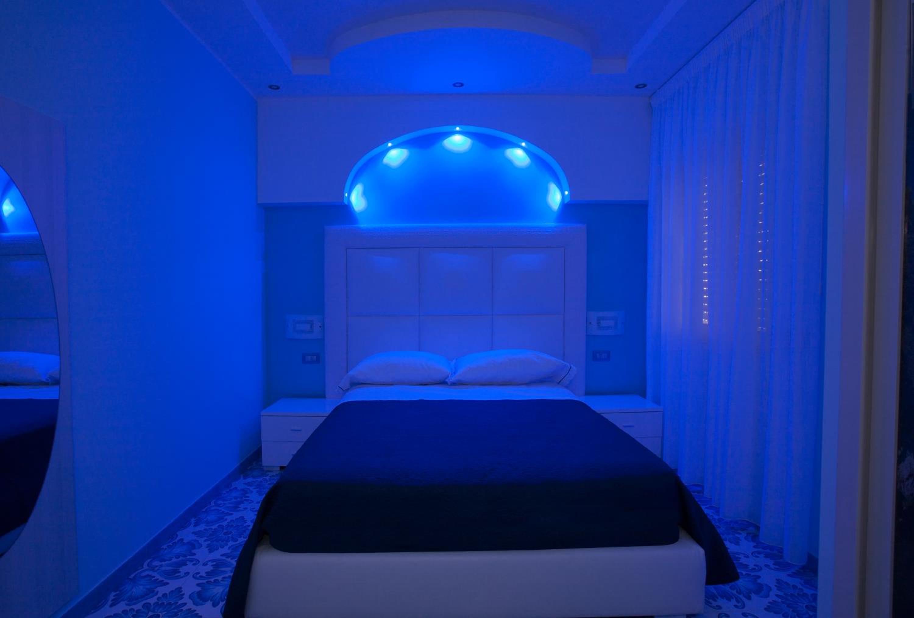 Deluxe Room (2 Adults + 1 Child) - Photo 3