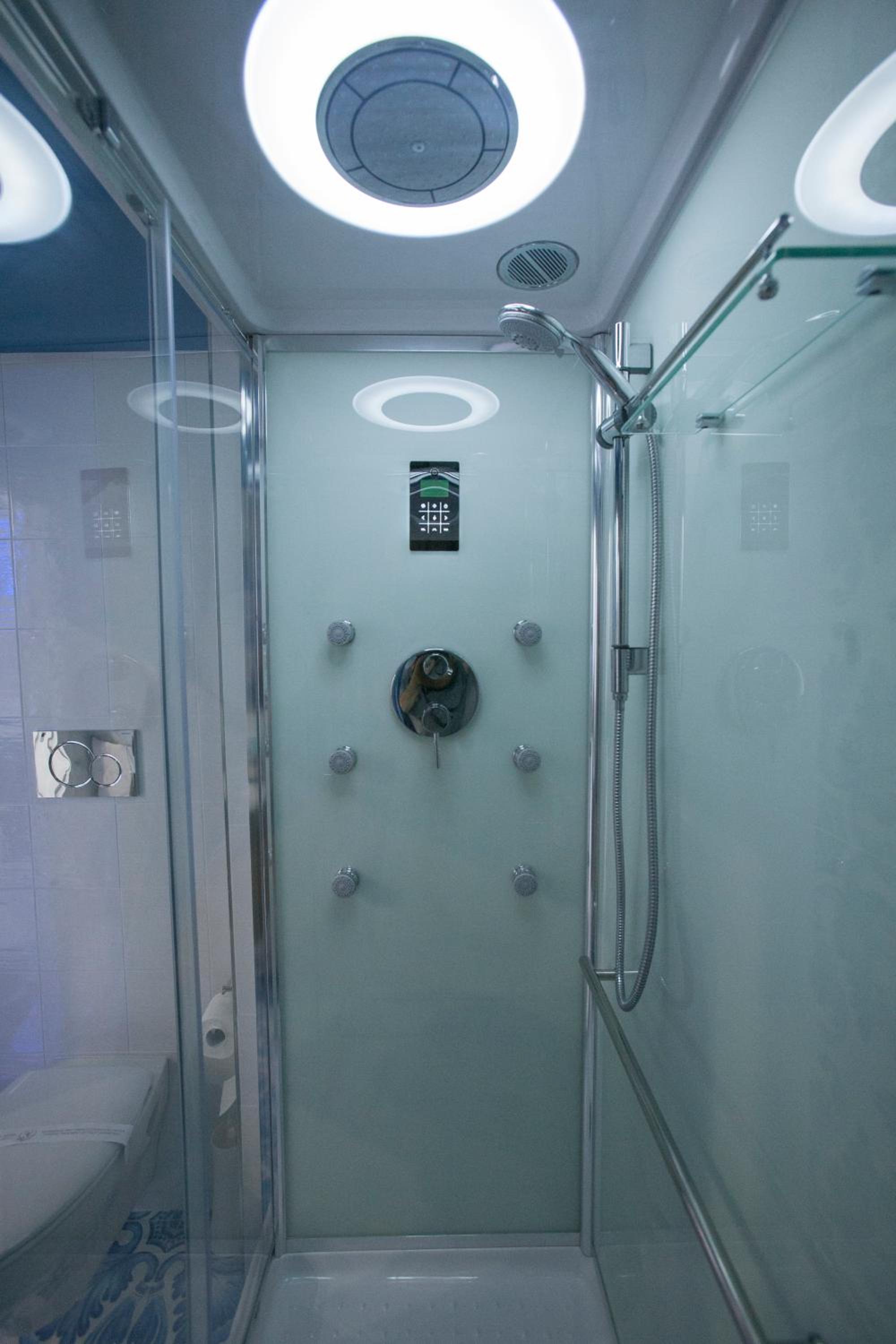 Deluxe Room (2 Adults + 1 Child) - Photo 4
