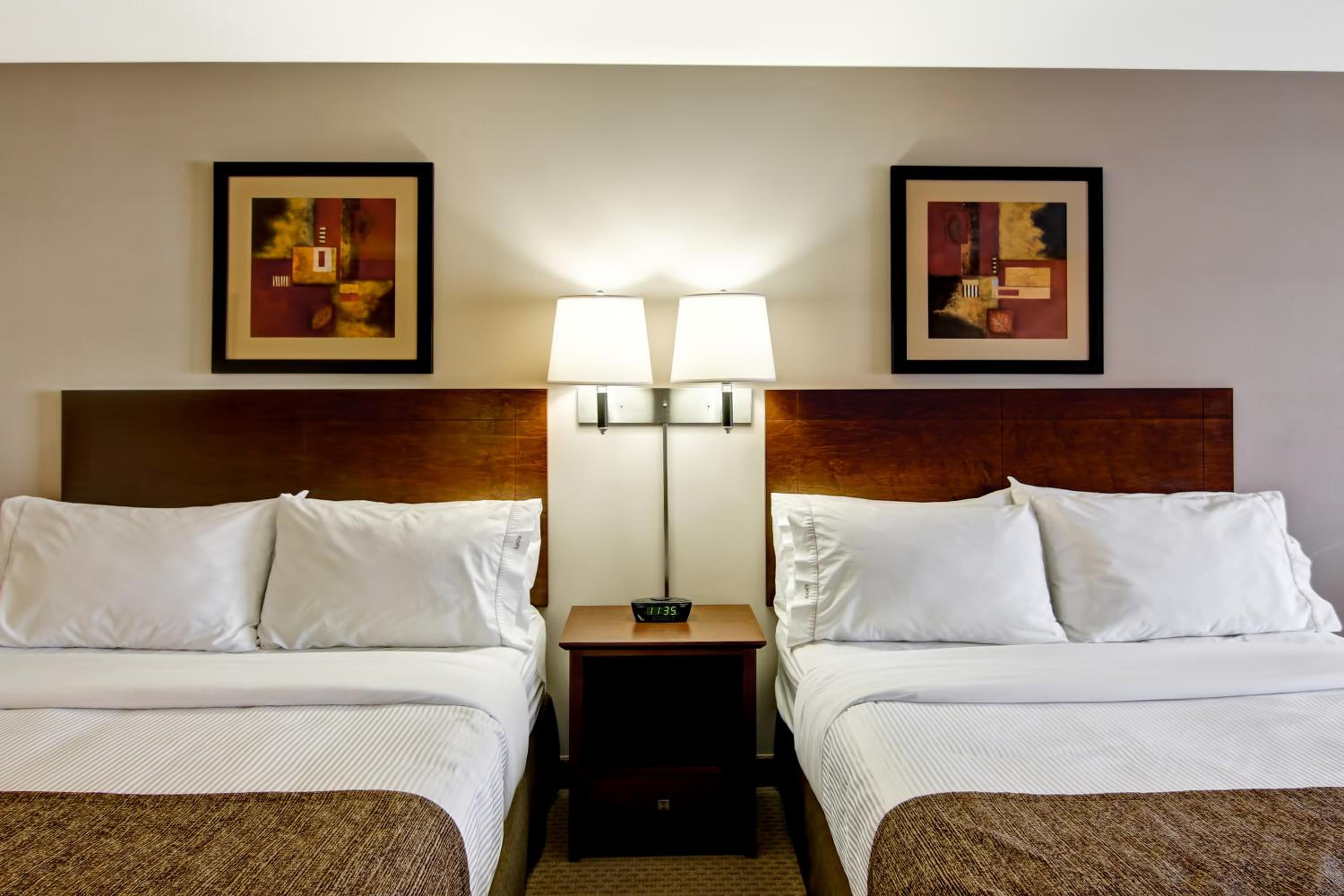 Queen Room with Two Queen Beds photo 3