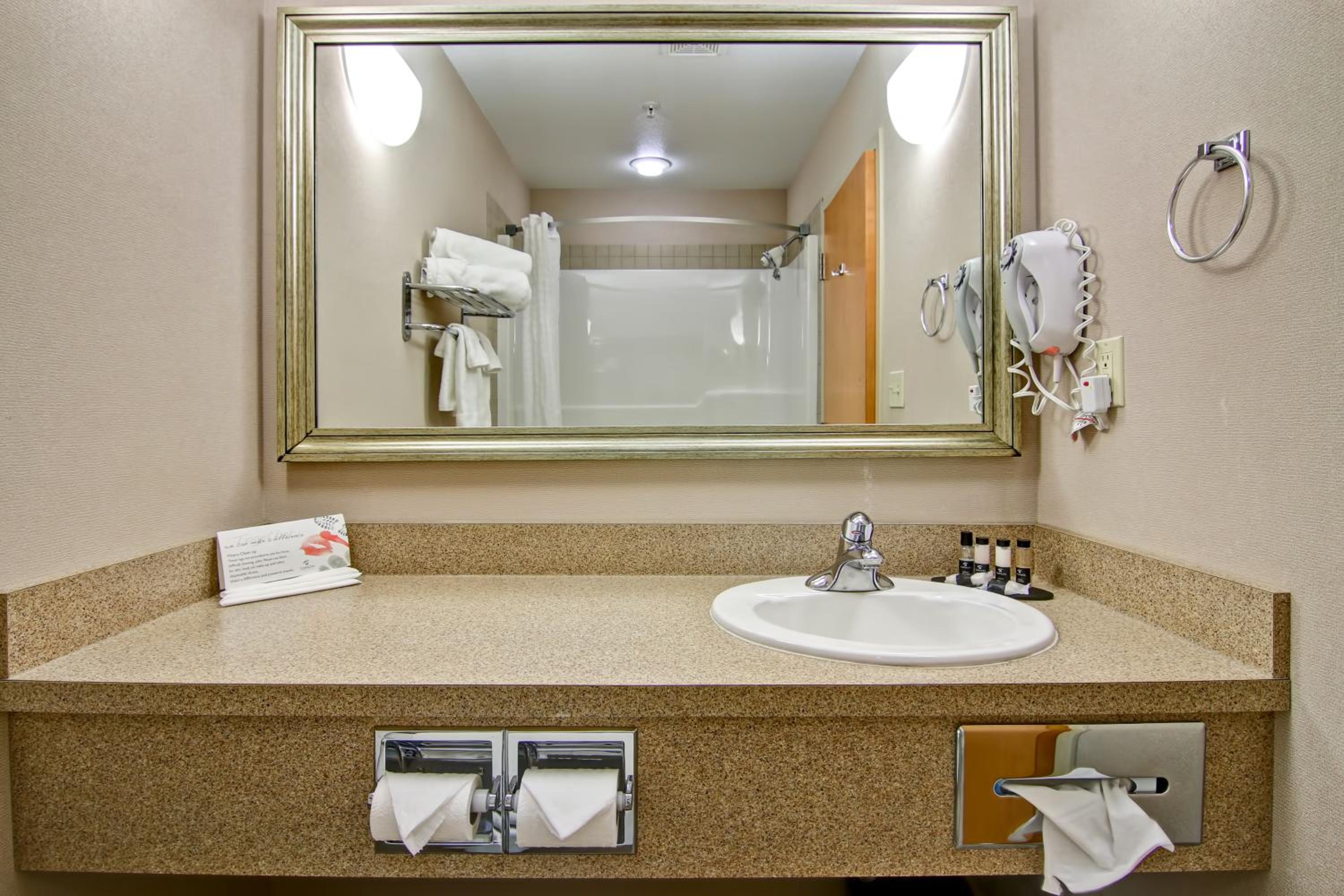 Deluxe Queen Room with Two Queen Beds photo 3