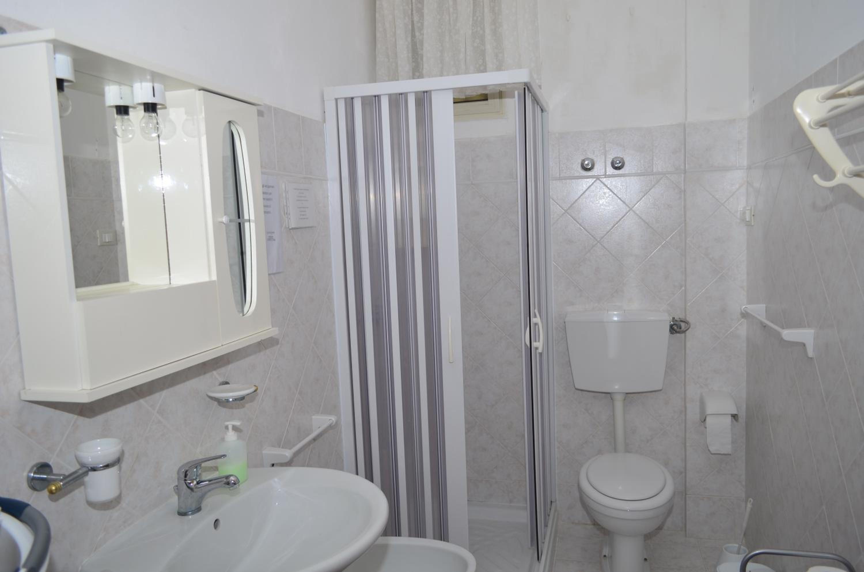 Double Room with Private External Bathroom - Photo 2