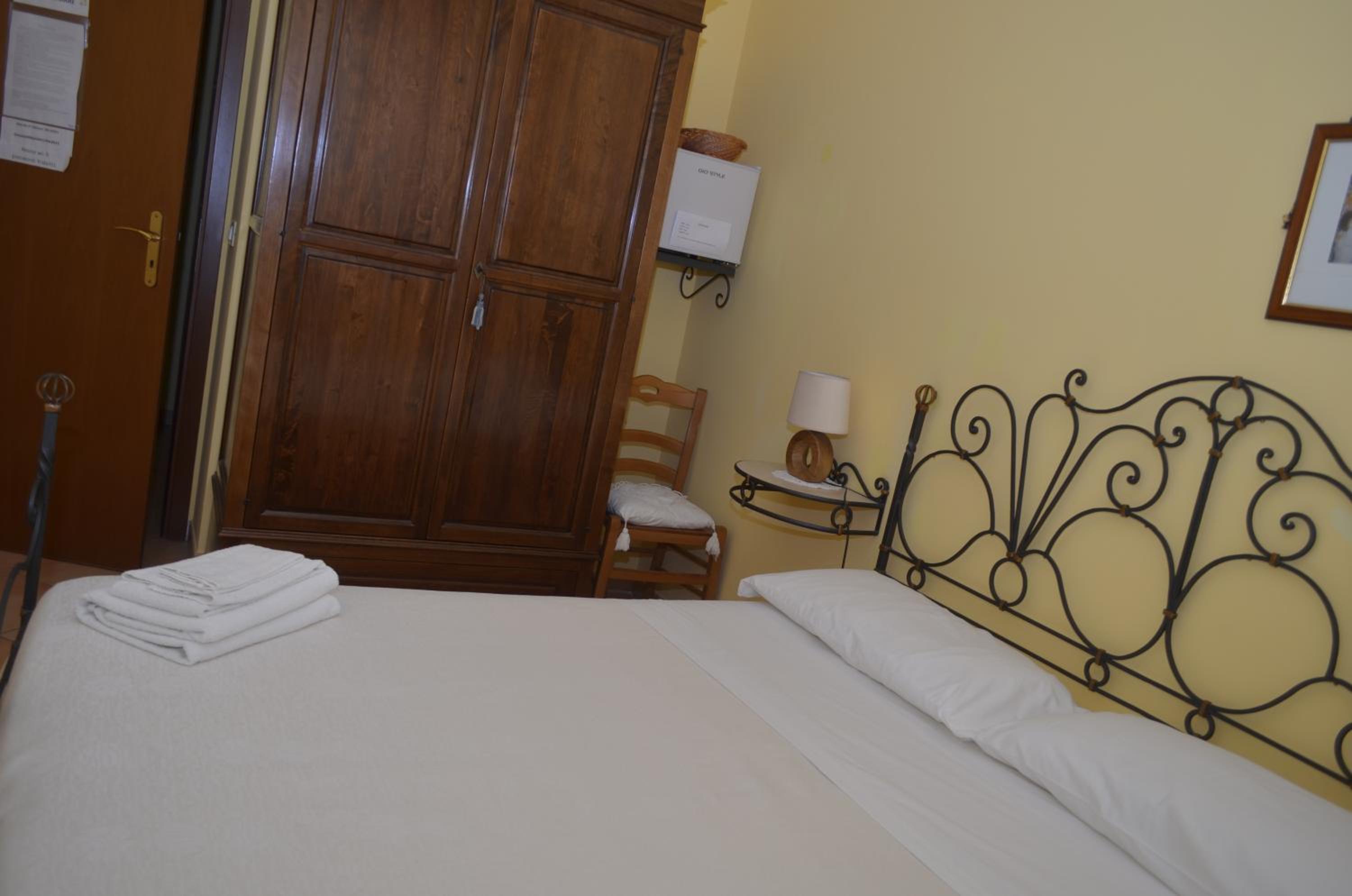 Double Room with Private External Bathroom - Photo 3