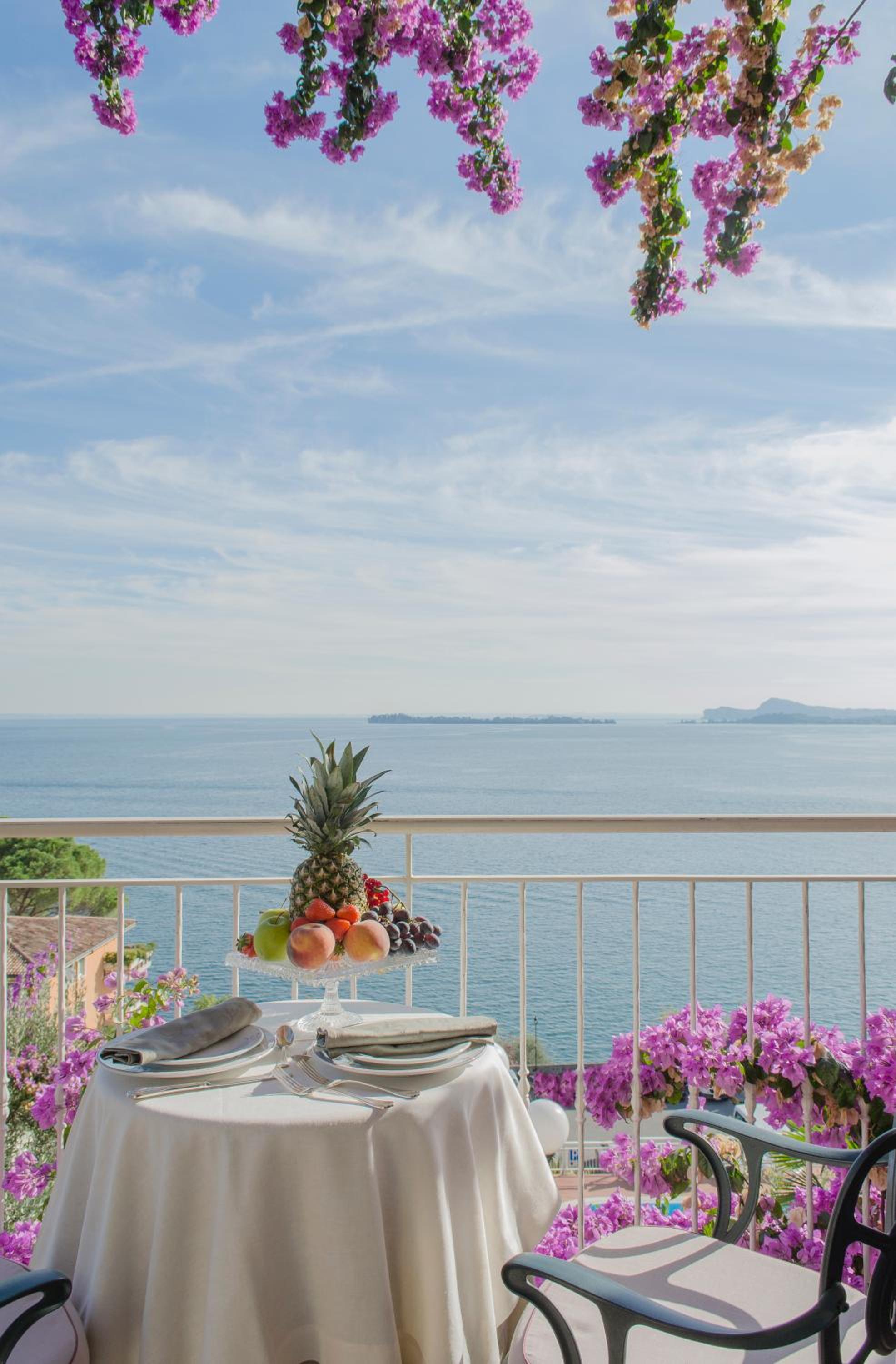 One-Bedroom Apartment with Lake View and Balcony - Photo 2