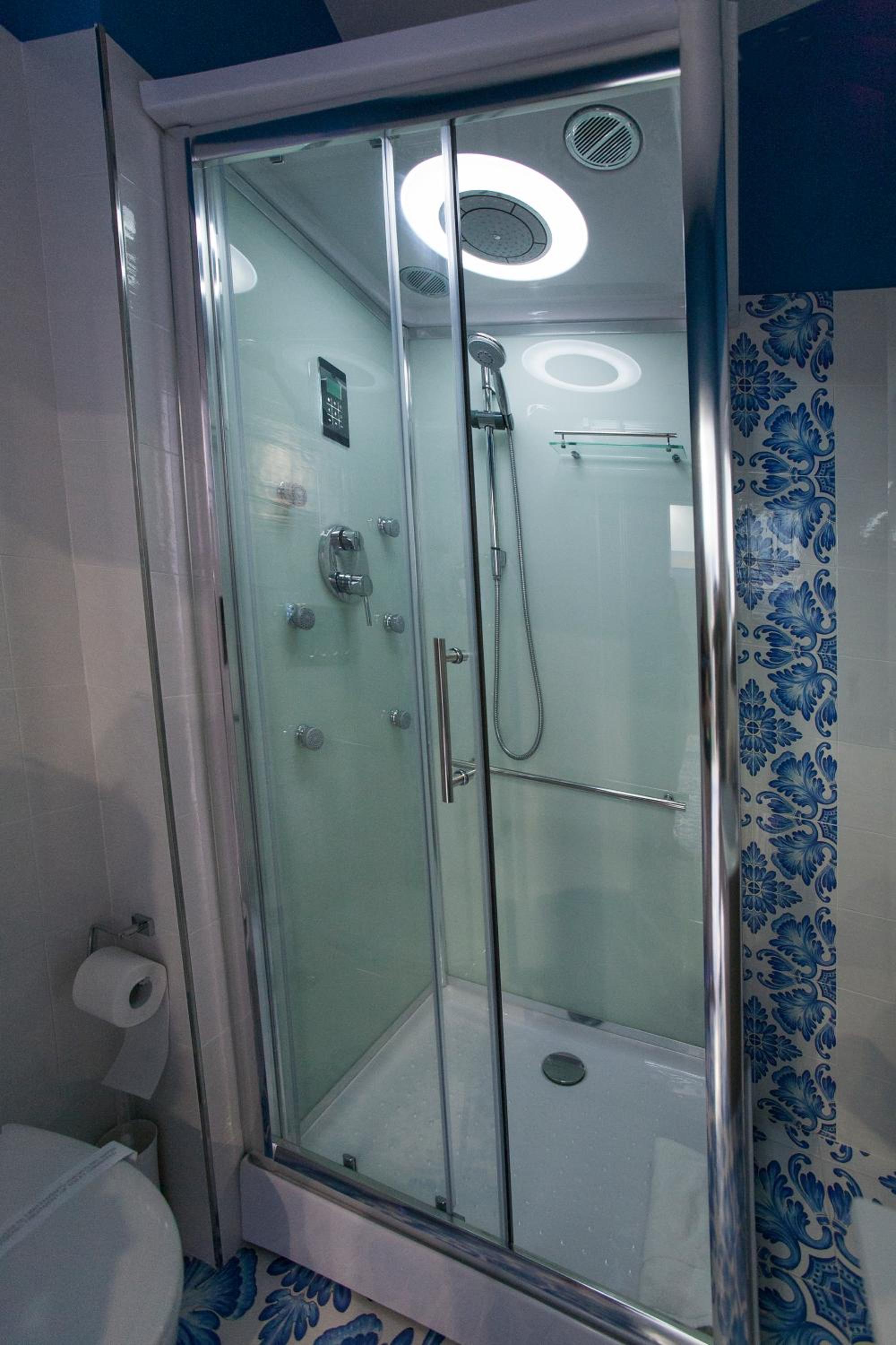 Deluxe Room (2 Adults + 1 Child) - Photo 5