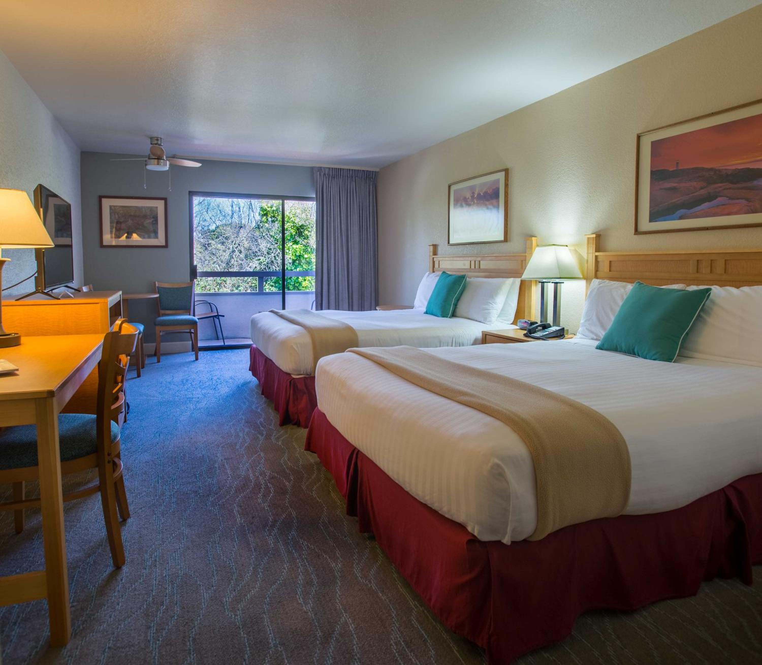 Queen Room with Two Queen Beds - Photo 4
