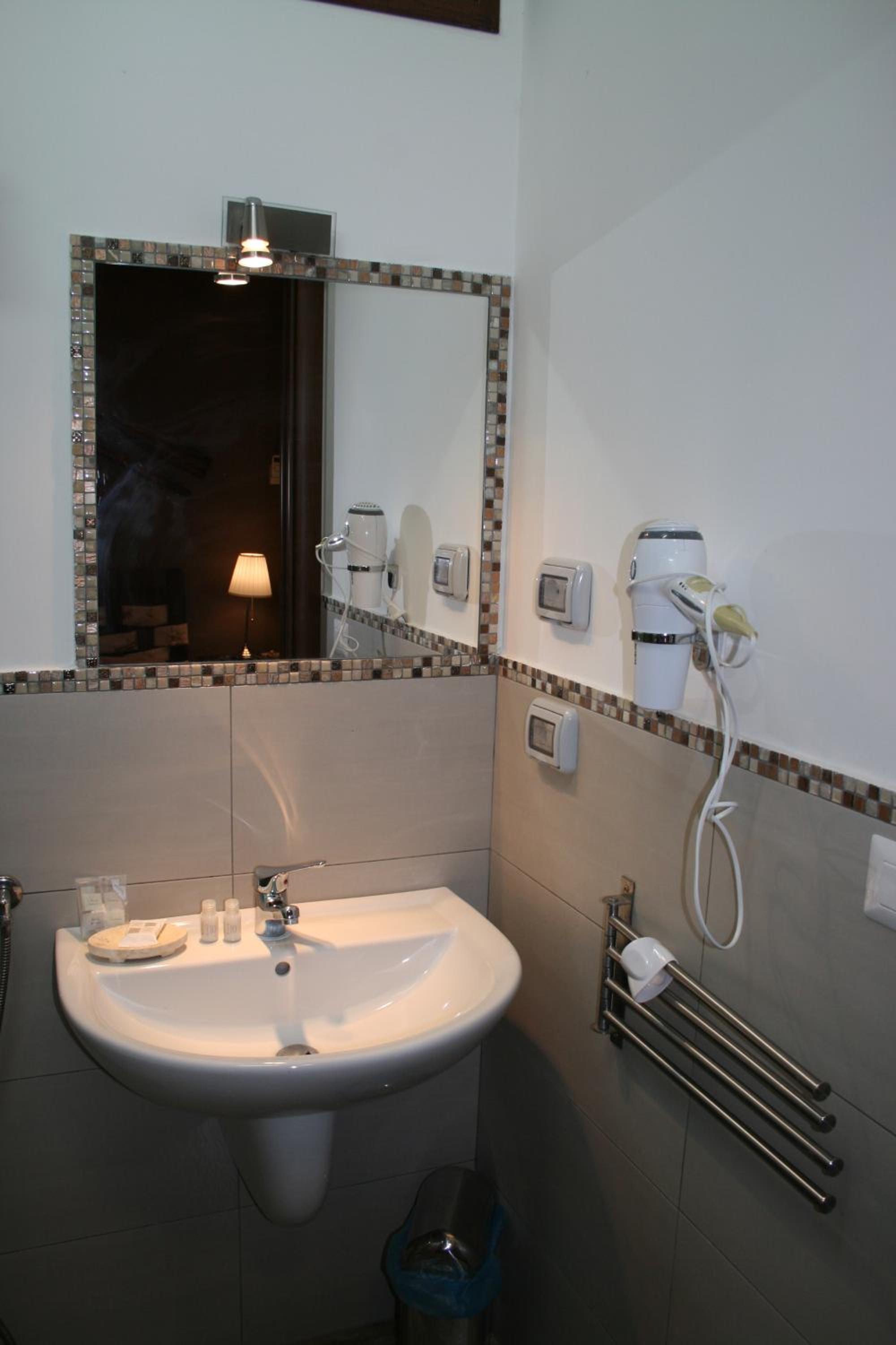 Double or Twin Room - Photo 4