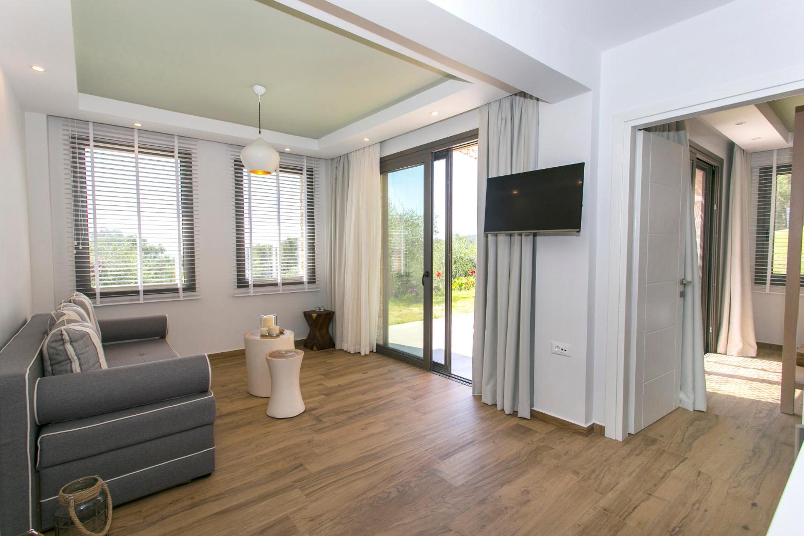Holiday Home with Garden and Partial Sea View photo 2