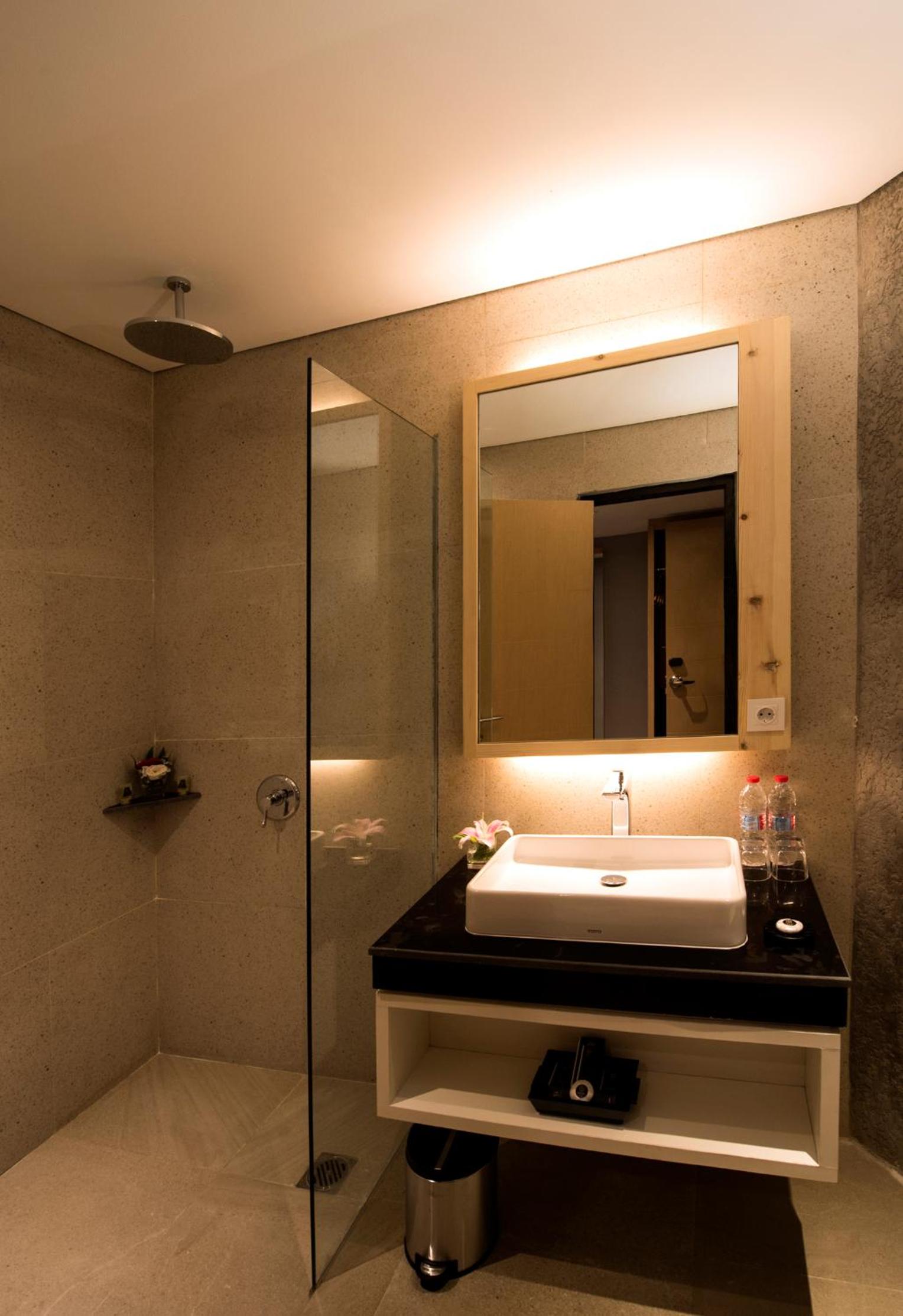 Deluxe room only photo 2