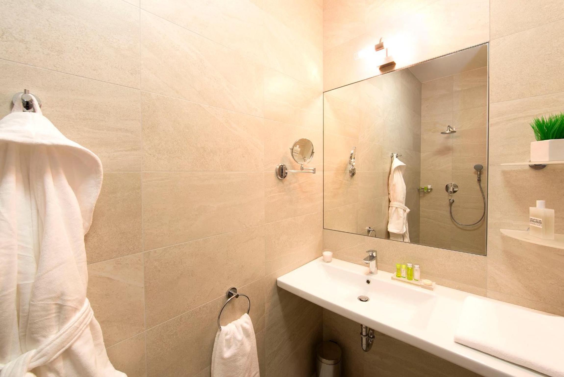 Standard Double or Twin Room - Photo 3