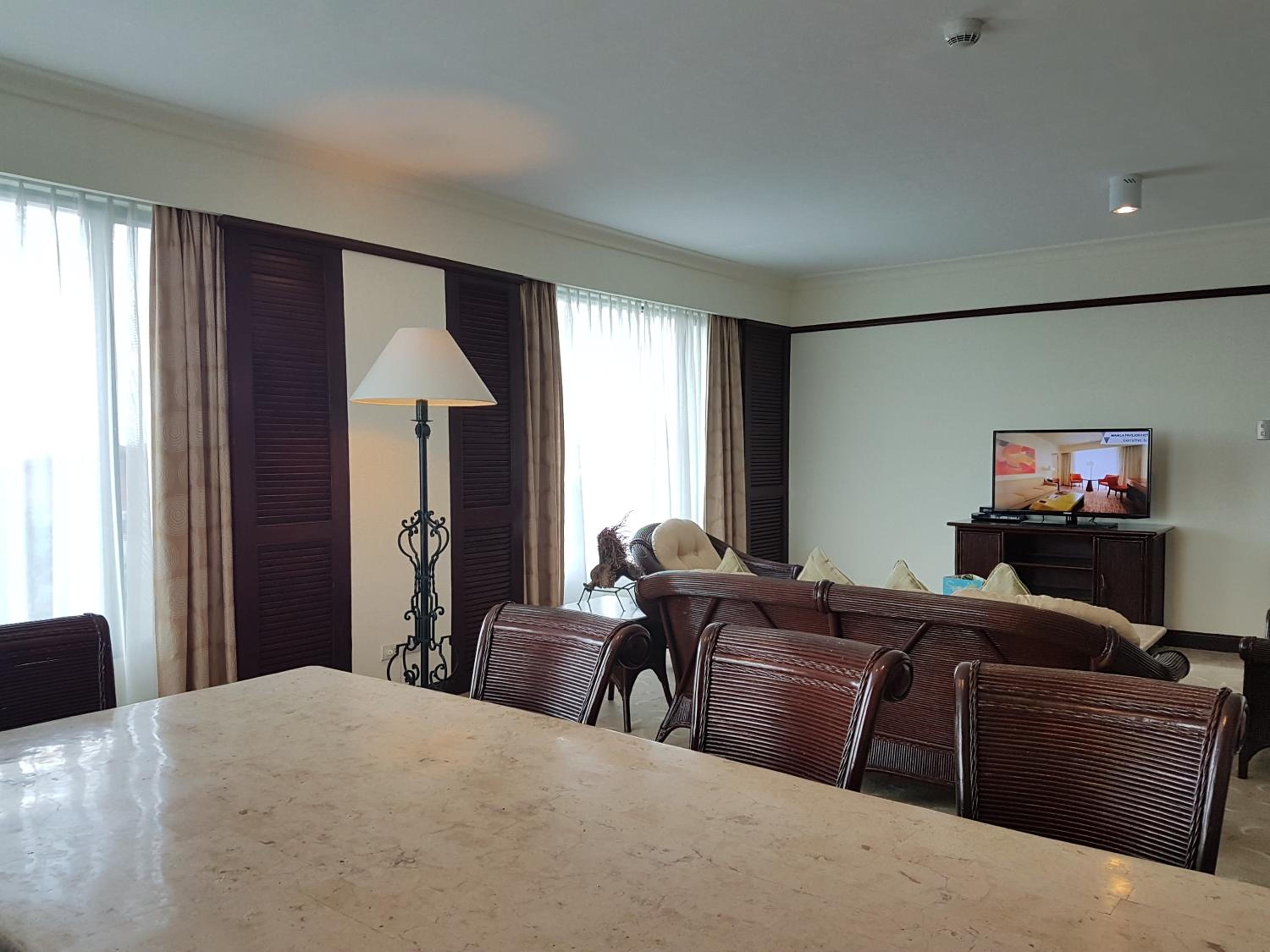 Executive Suite - Photo 2