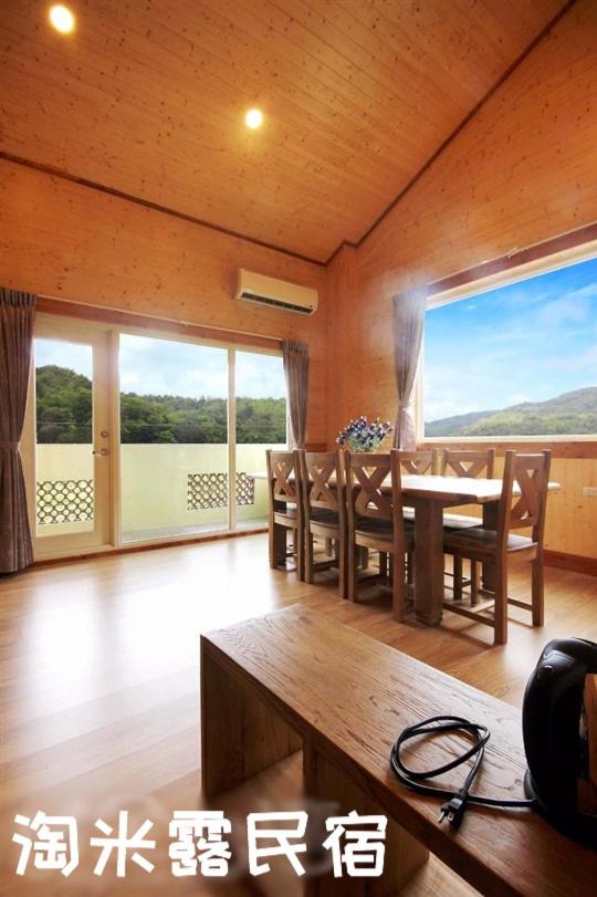 Family Room with Mountain View photo 3