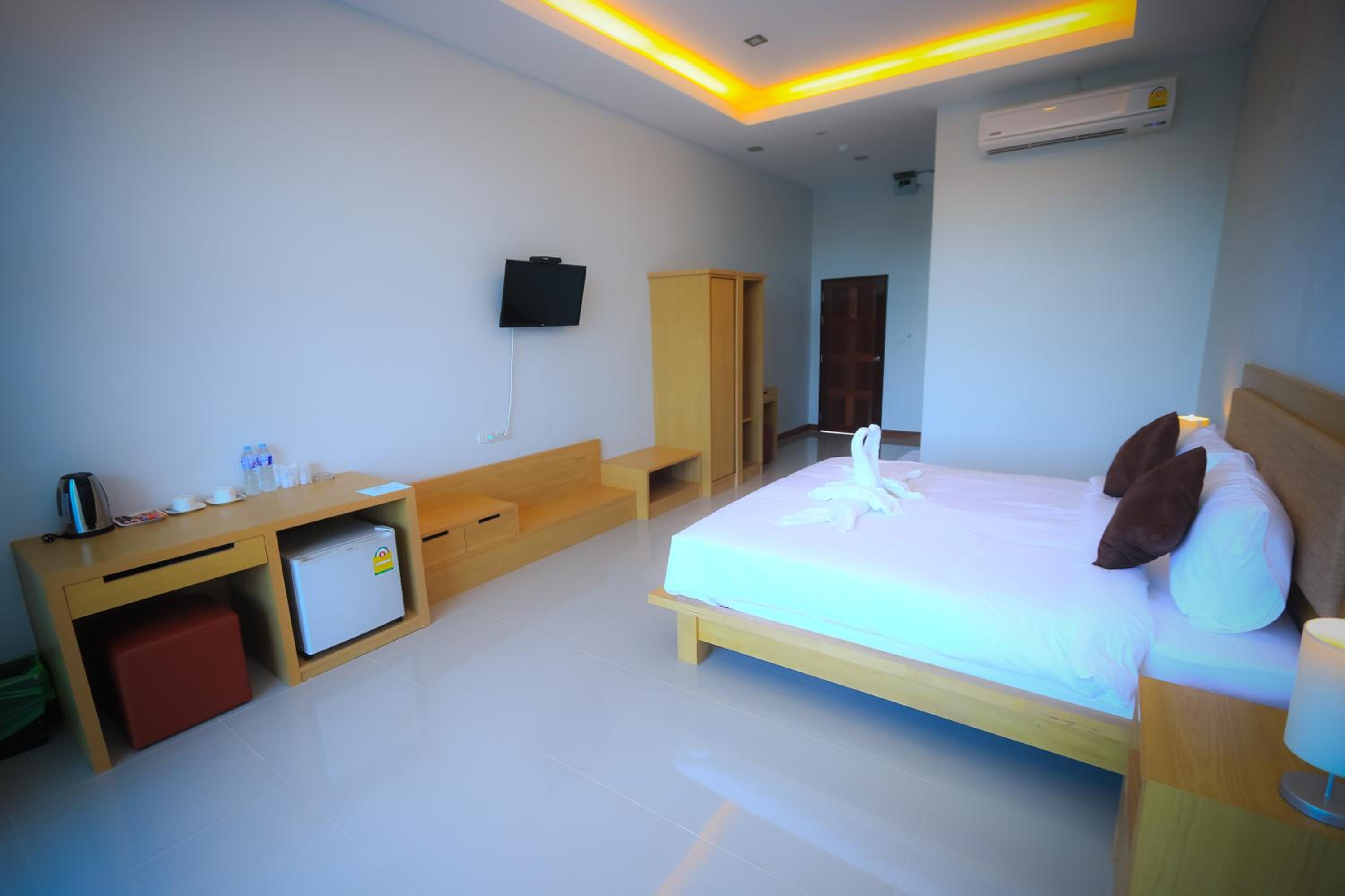 Deluxe Double Room with Pool Access - Photo 6