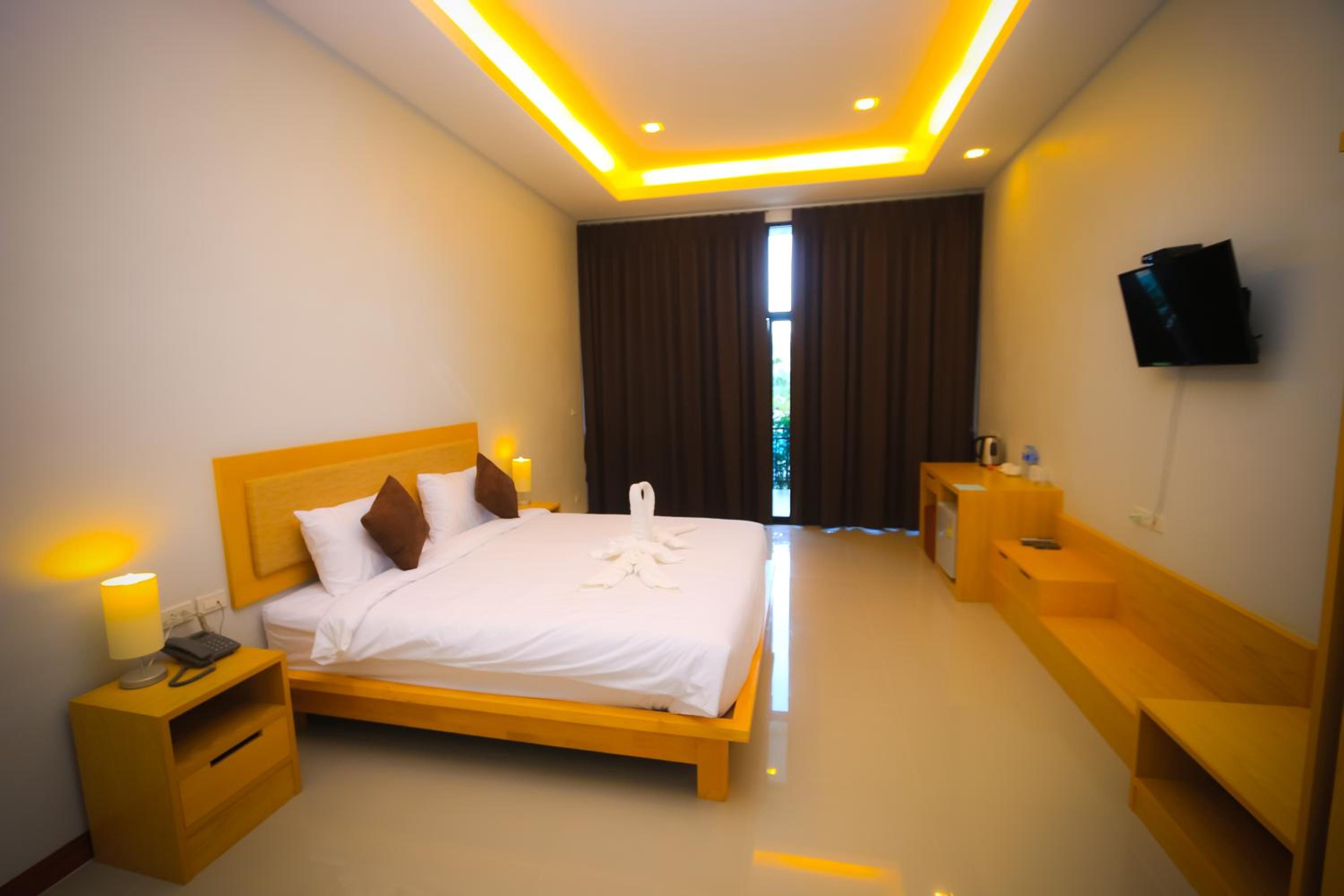 Deluxe Double Room with Pool Access - Photo 8