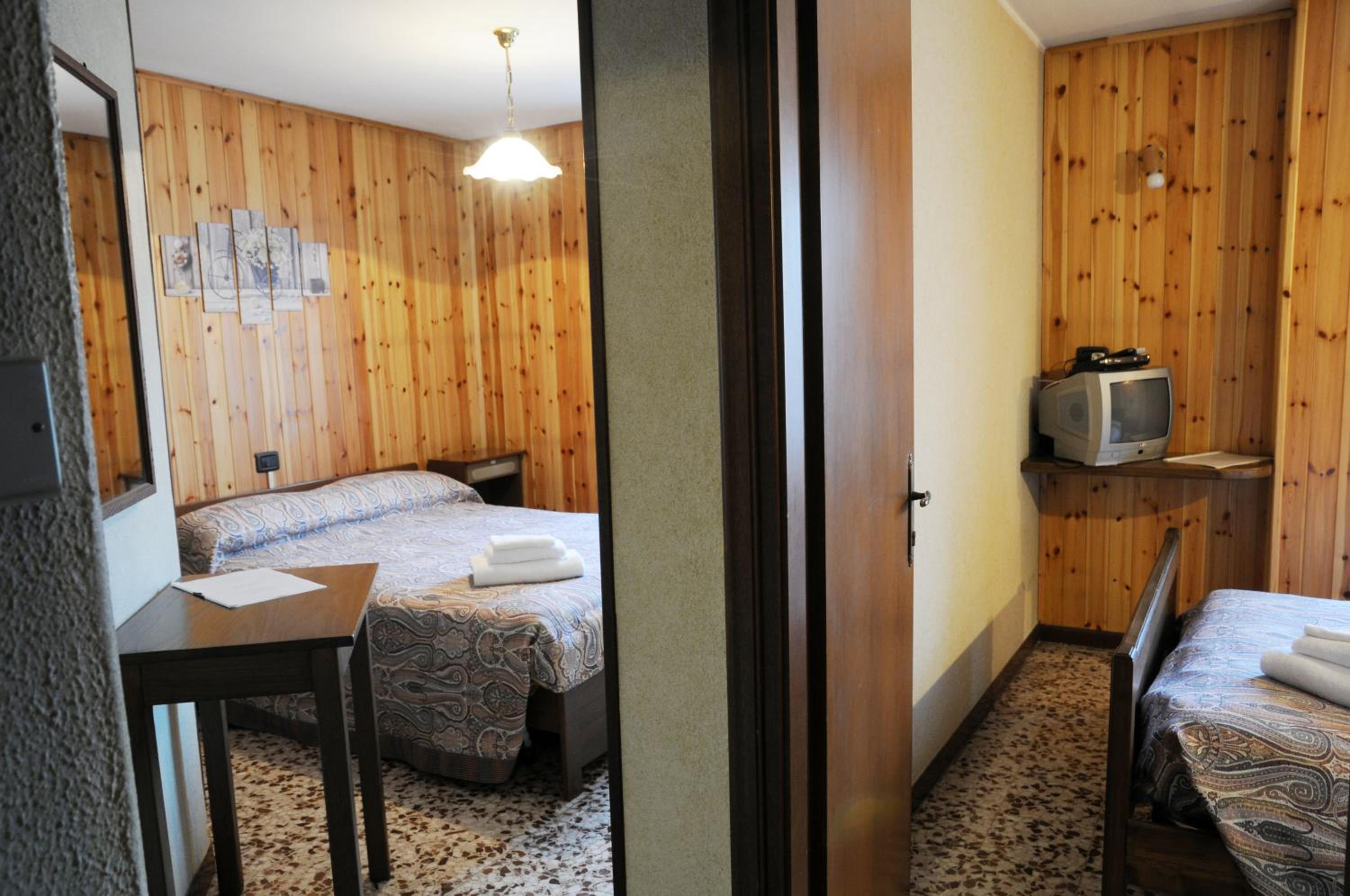 Family Room - Photo 2
