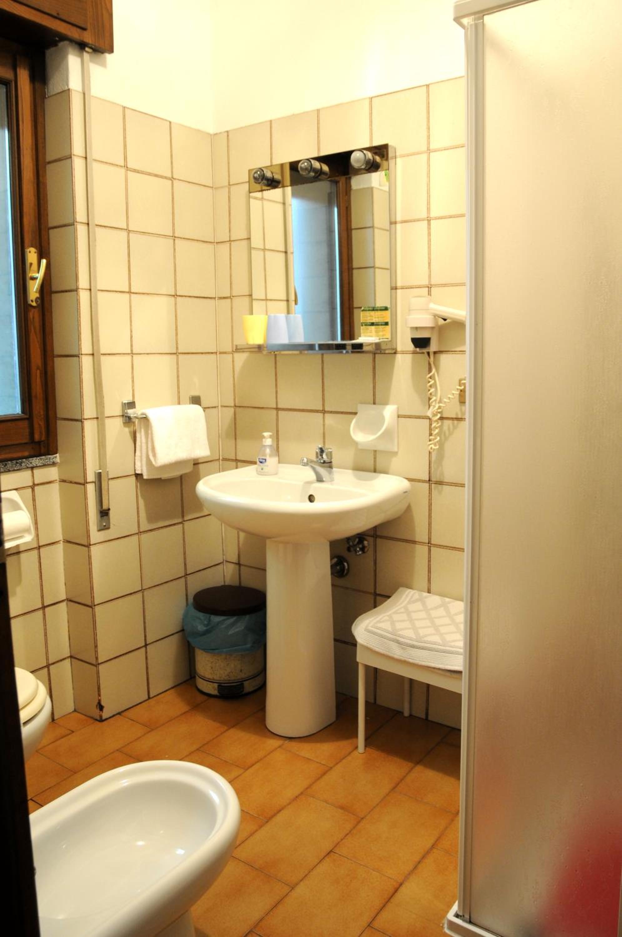 Double or Twin Room with Terrace - Photo 2