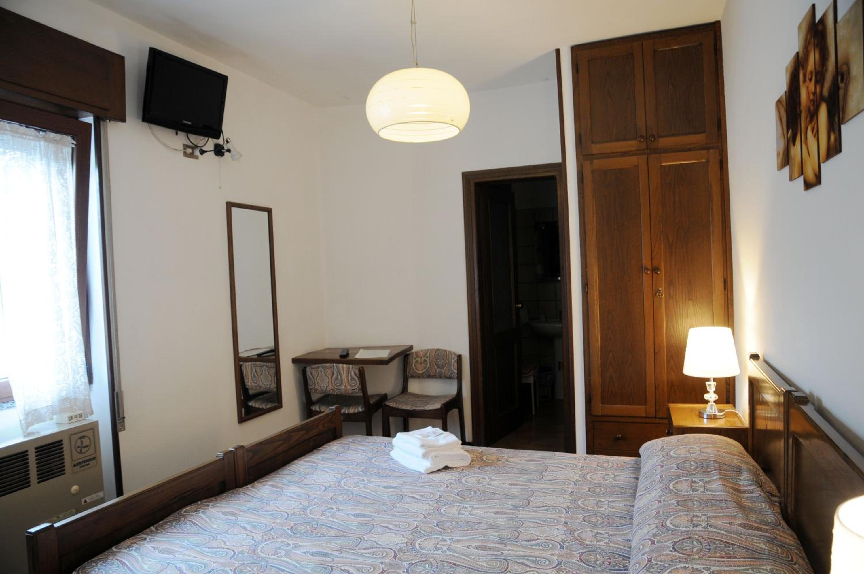 Deluxe Double or Twin Room - Photo 8