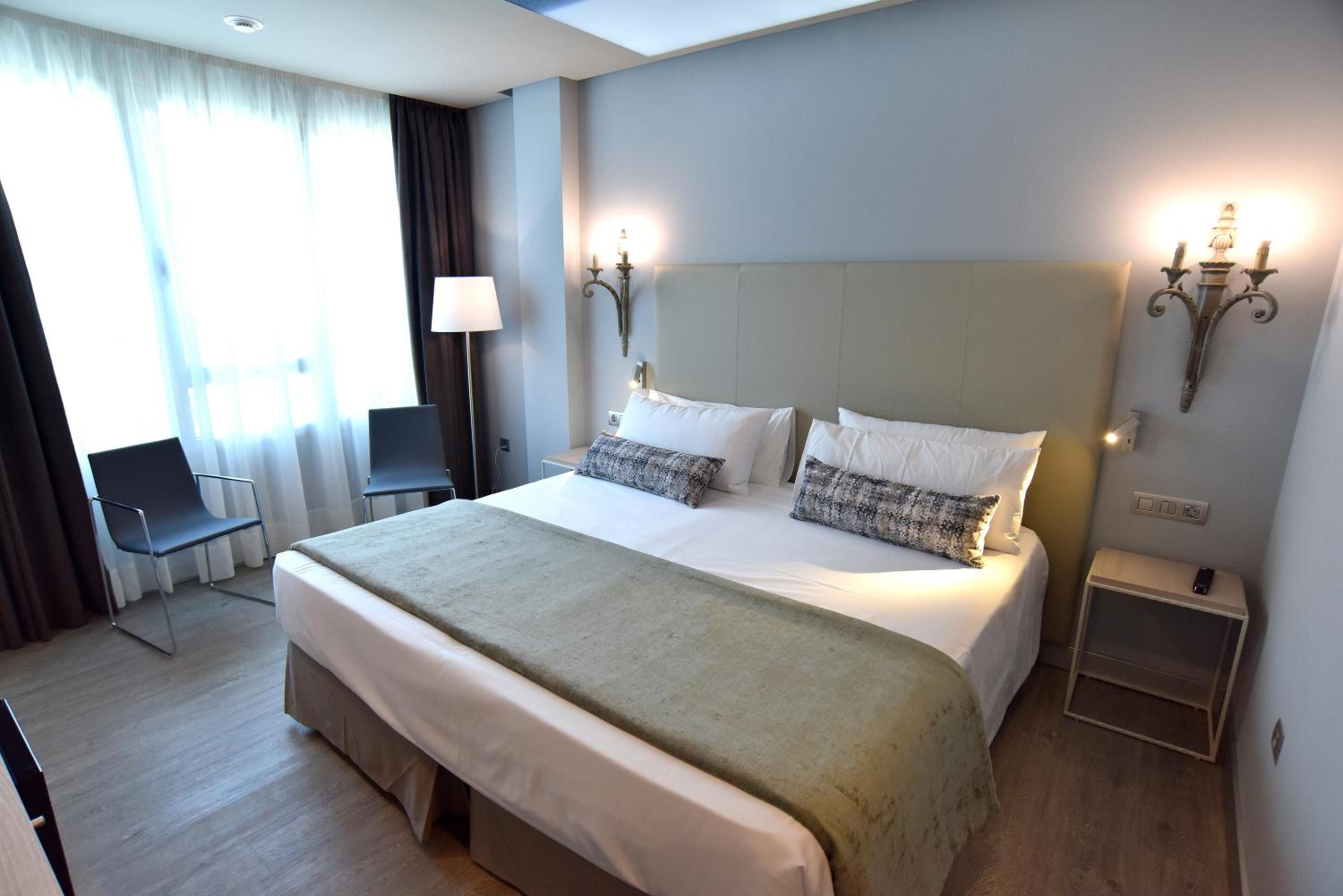 Twin Room thumbnail 5