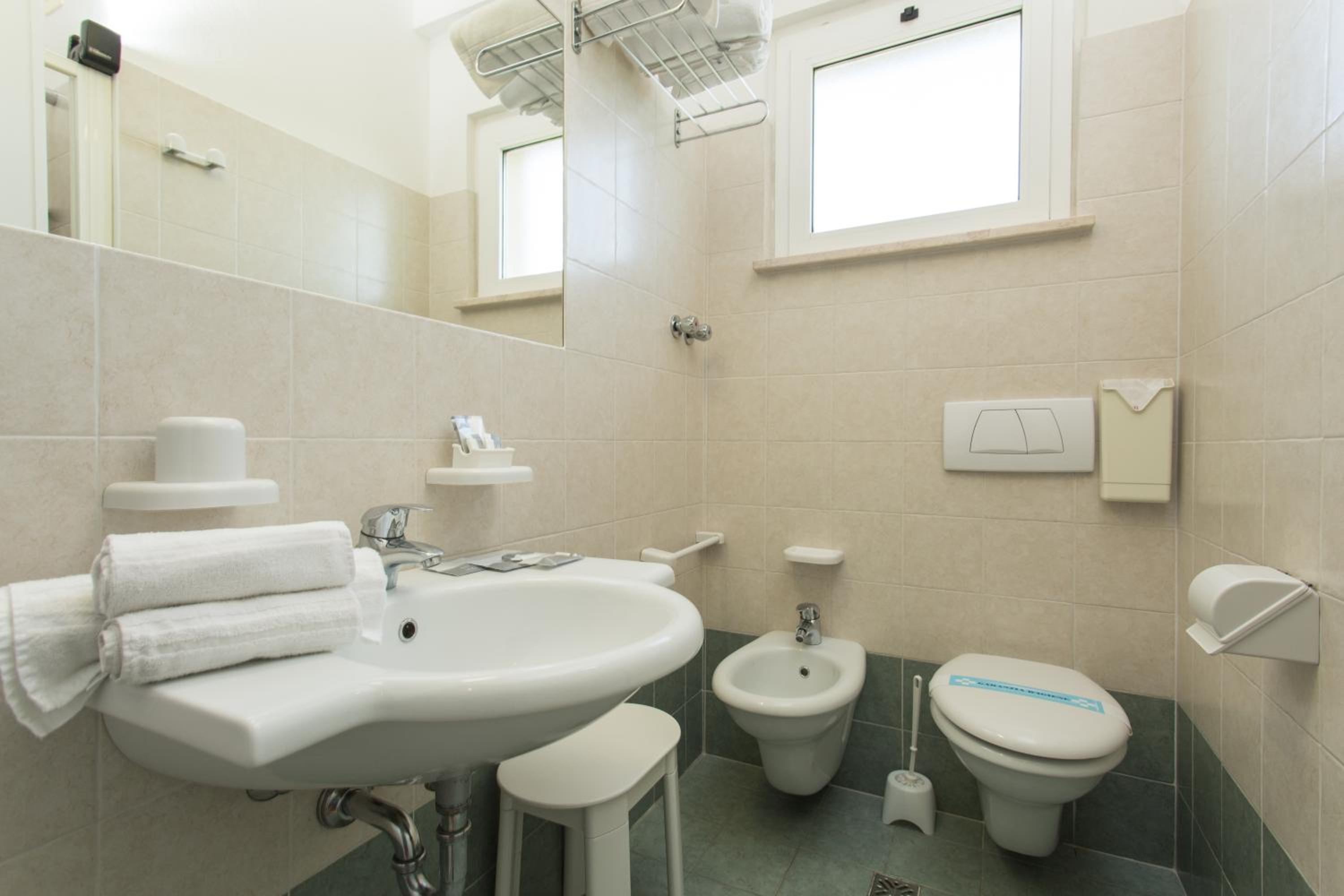 Deluxe Double Room with Side Sea View - Photo 4