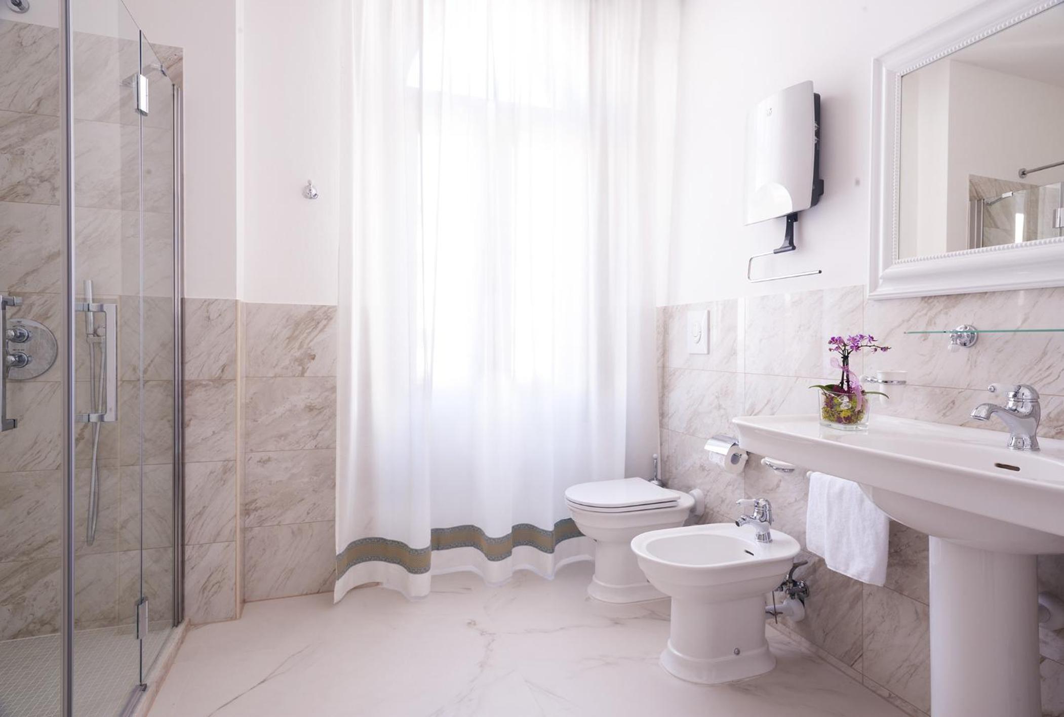 Suite - Photo 14