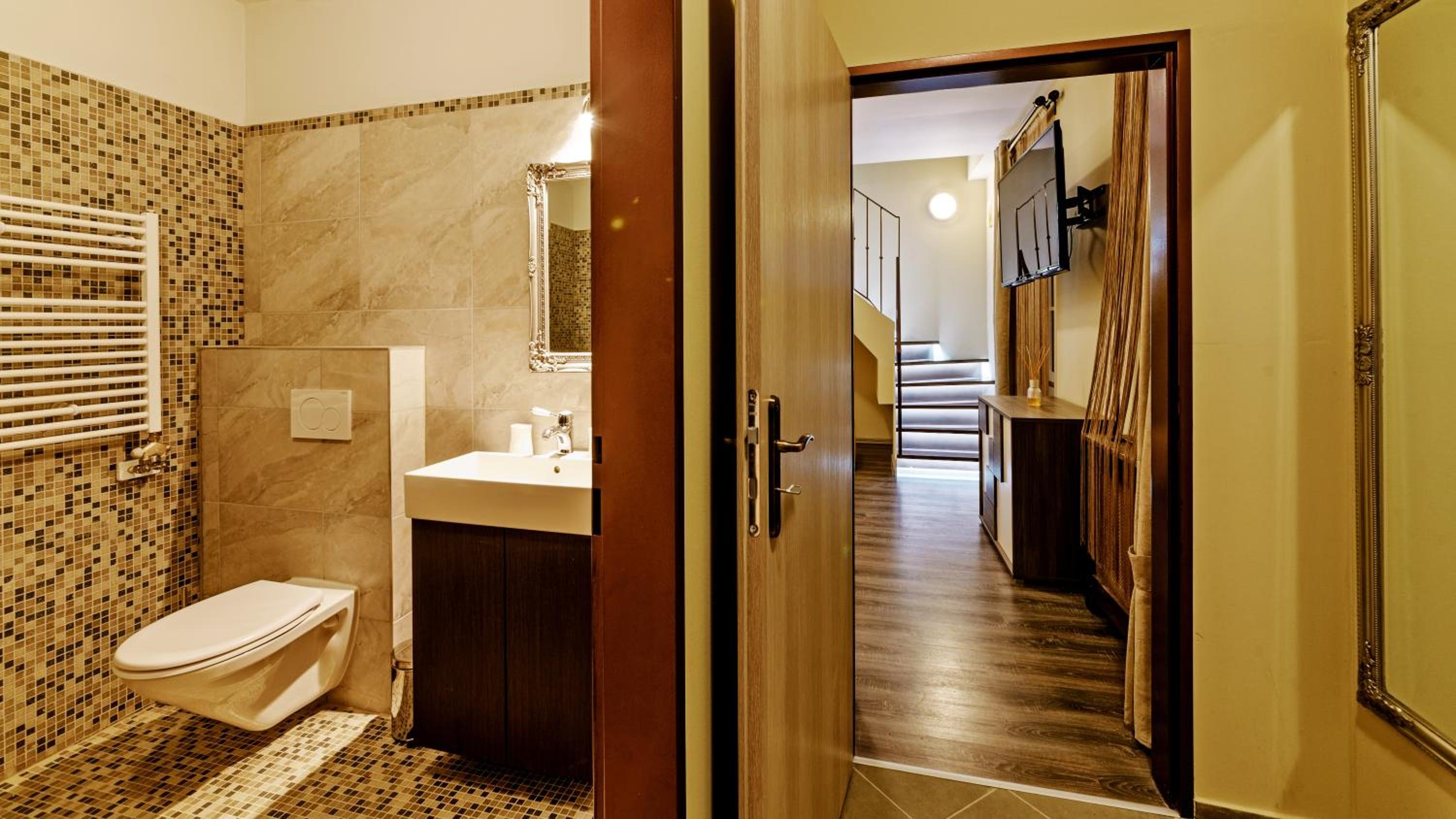 King room with Bath and Patio - Photo 4