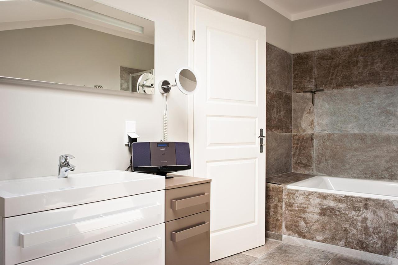 Suite - Photo 11