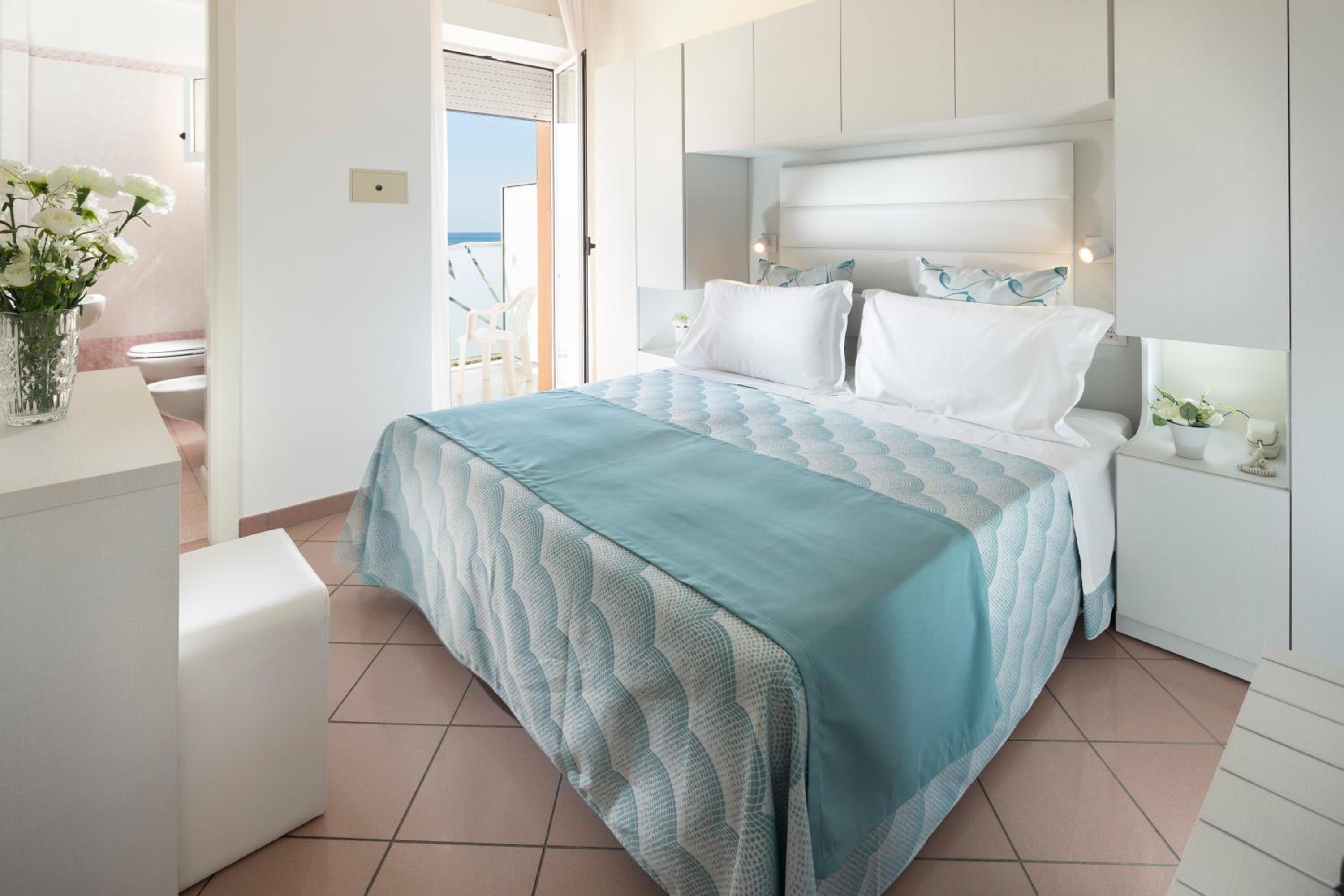 Double Room with Sea View - Photo 17