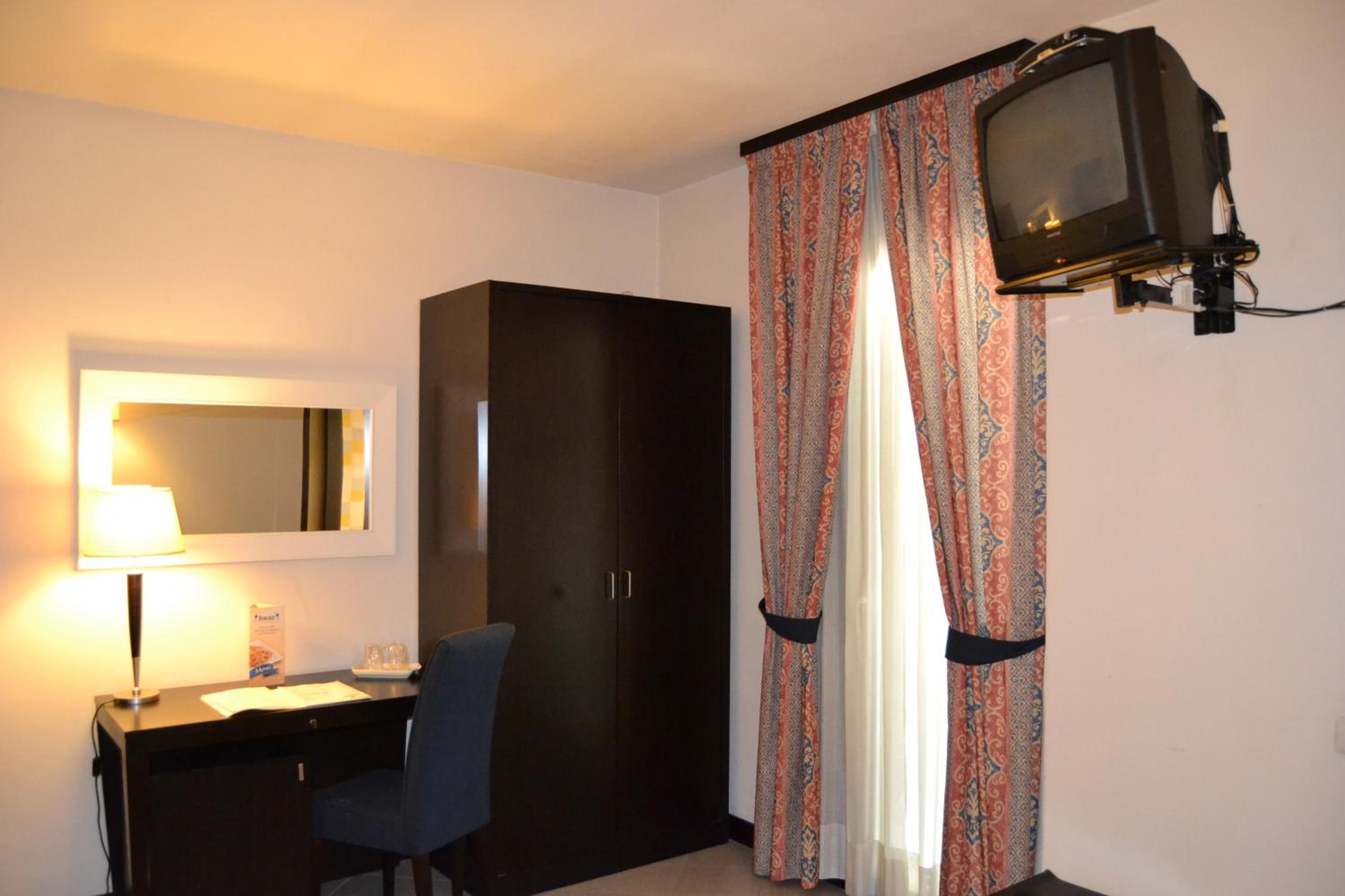 Double or Twin Room - Photo 5