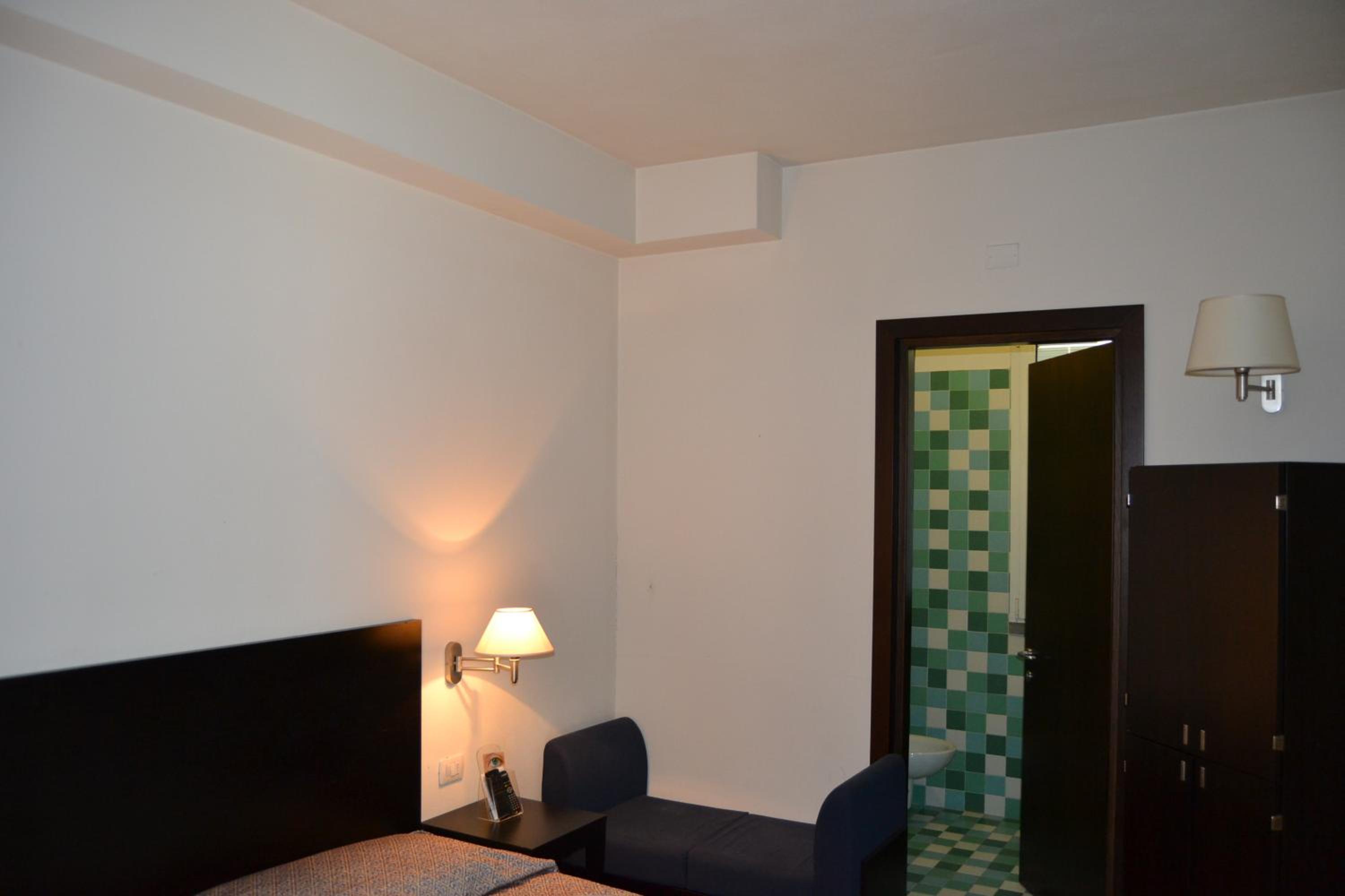 Double or Twin Room - Photo 15
