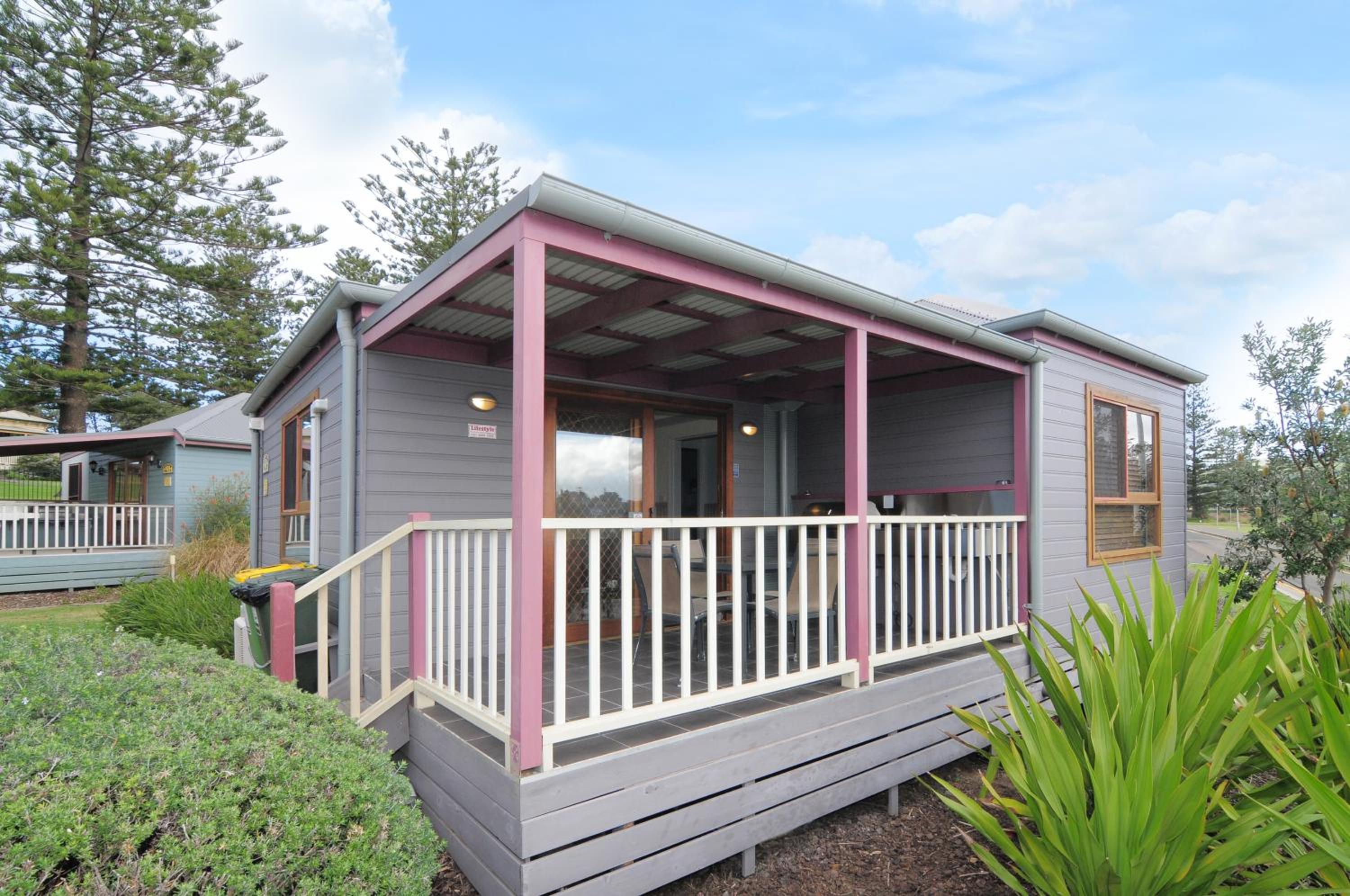 Two-Bedroom Cabin with Spa Bath - Harbor Lights  photo 3
