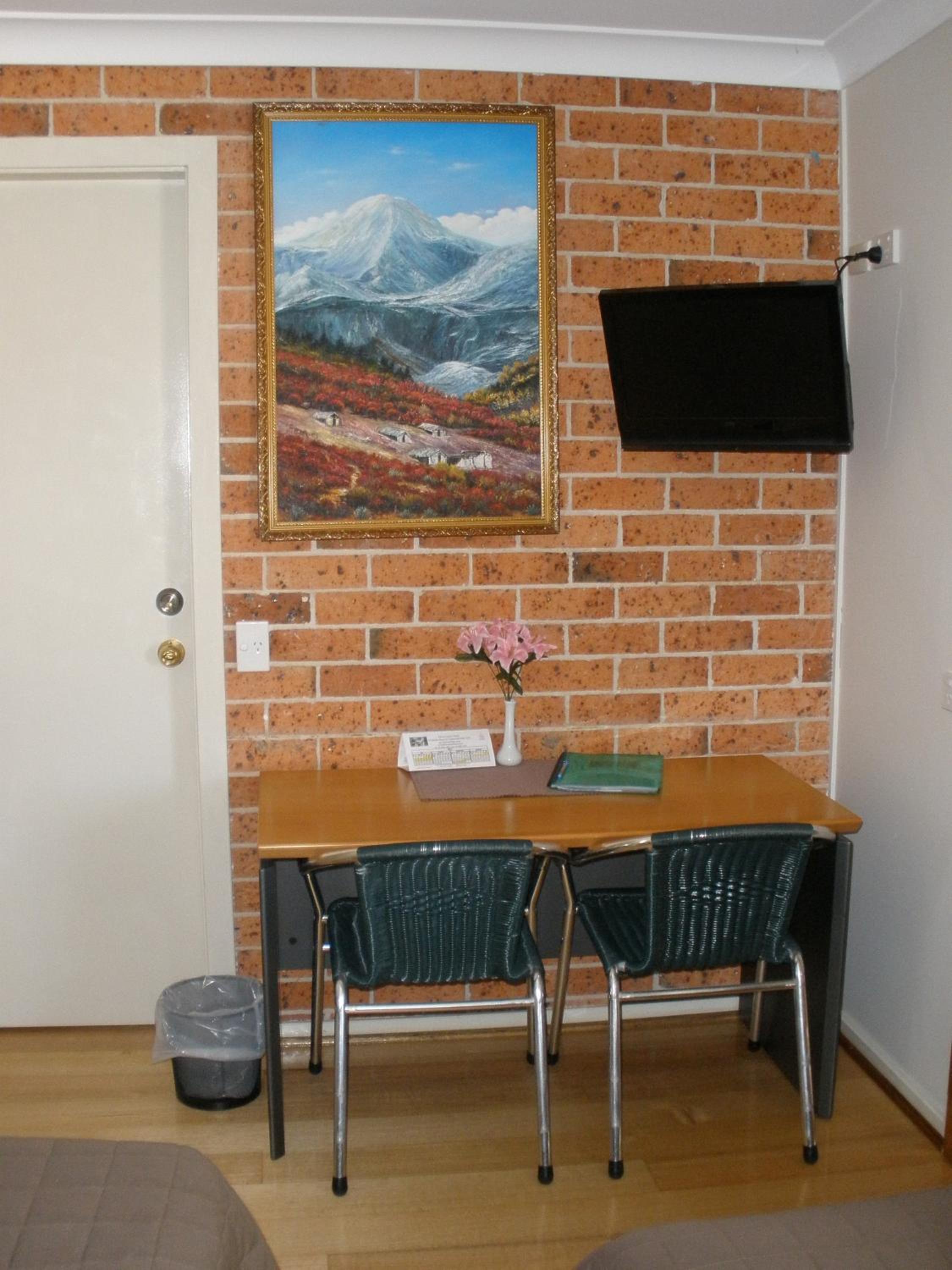 Large Family Room photo 2
