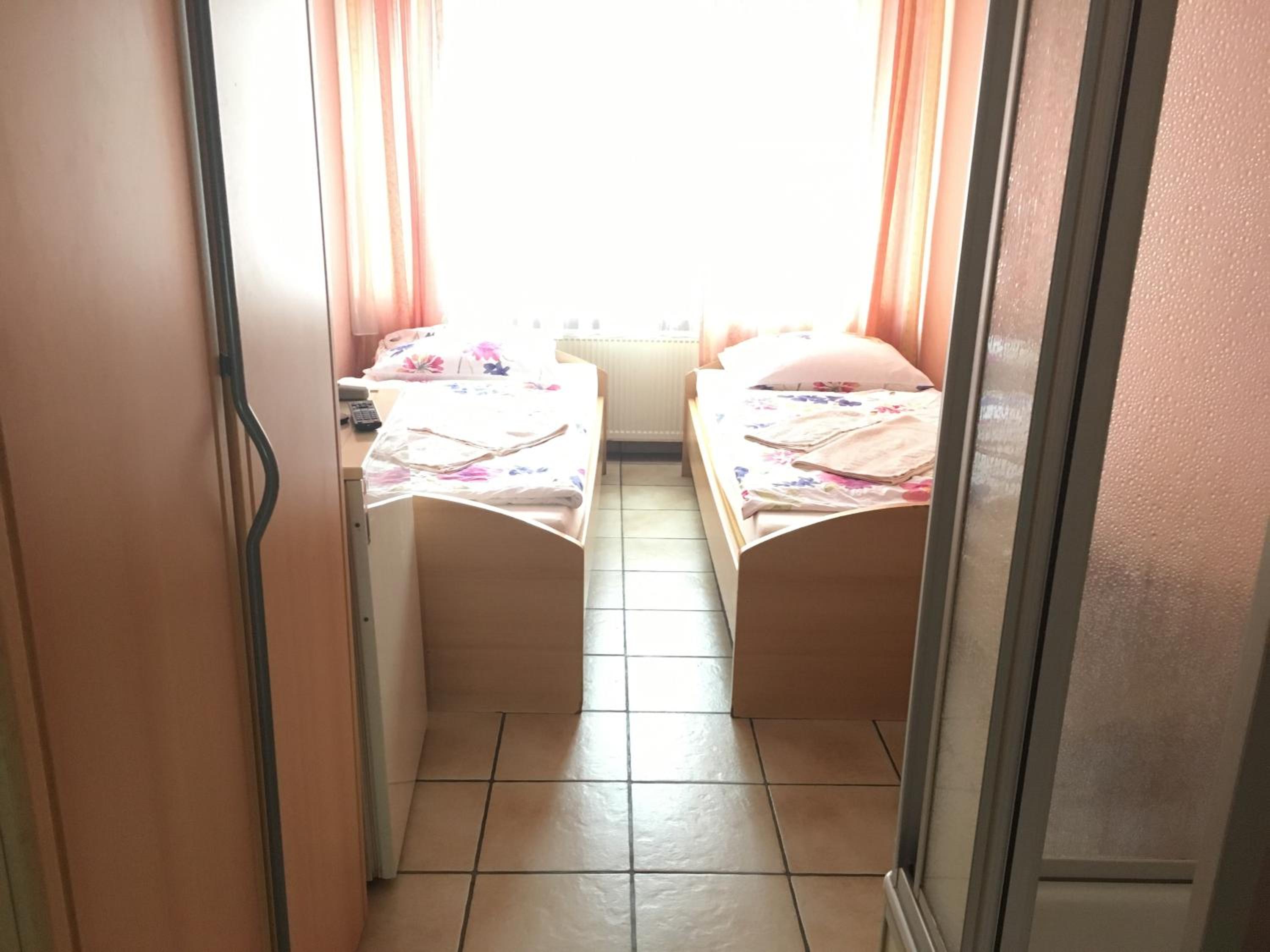 Double or Twin Room - Photo 4