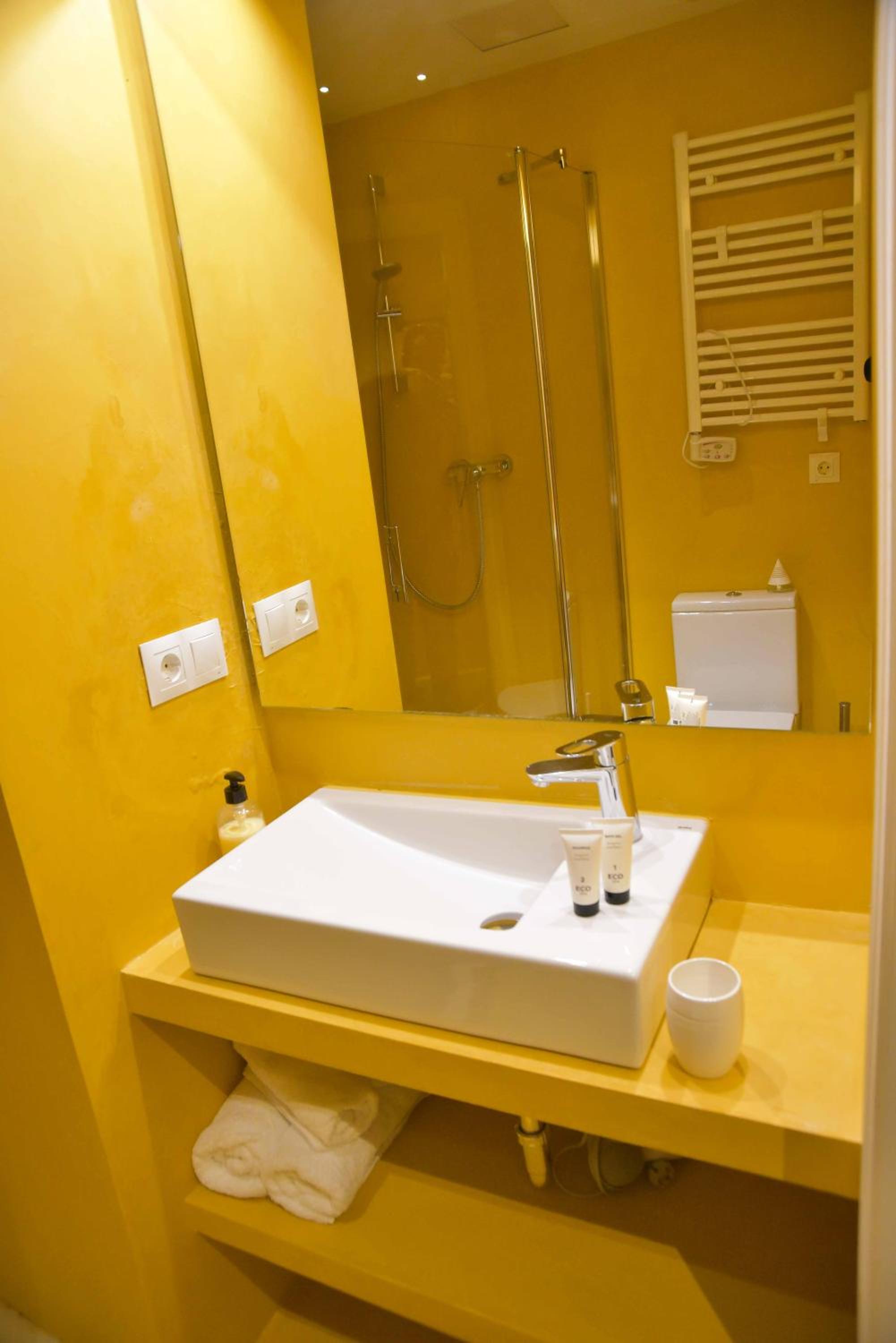 Deluxe Double Room - Photo 11