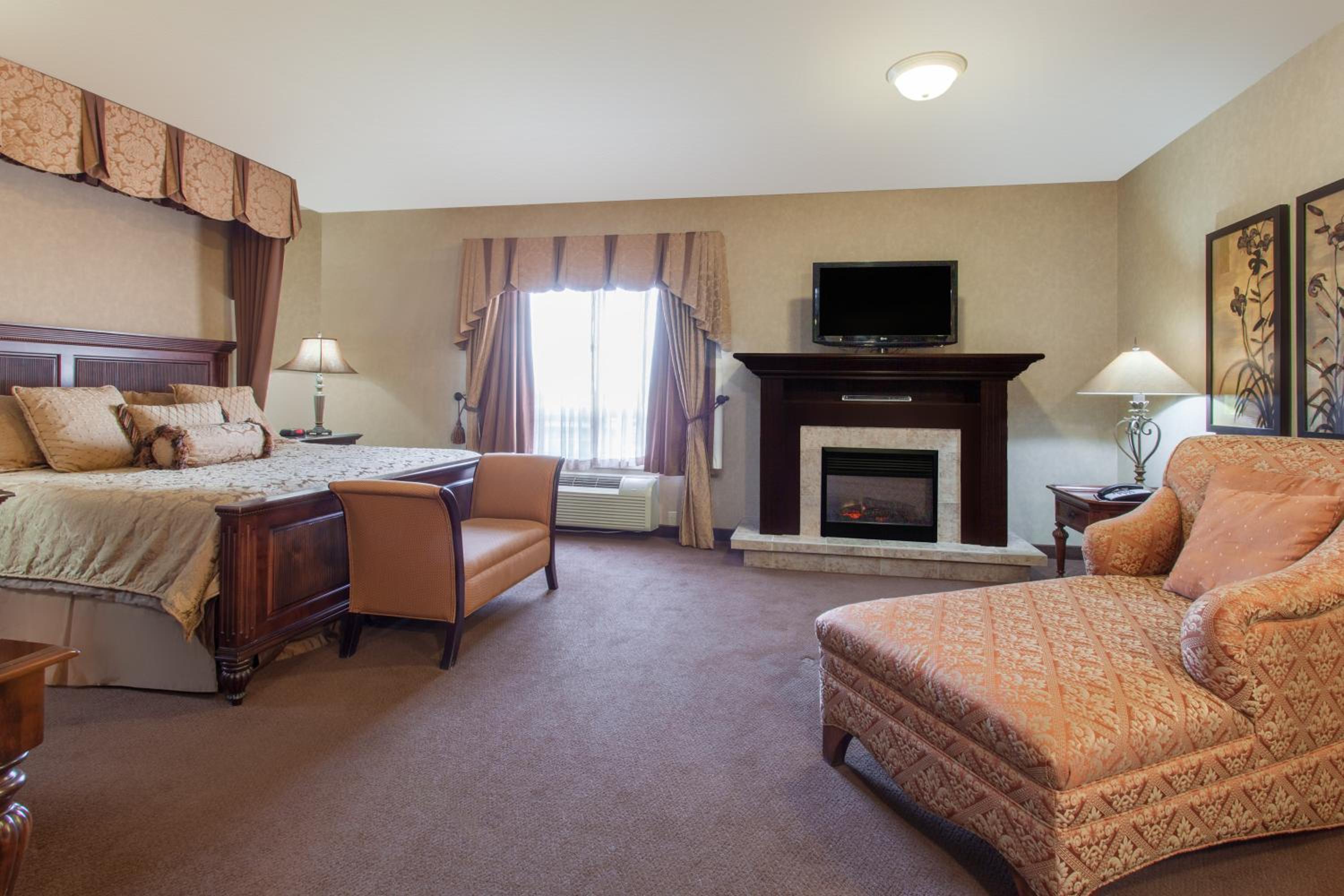 Deluxe King Suite - Photo 1