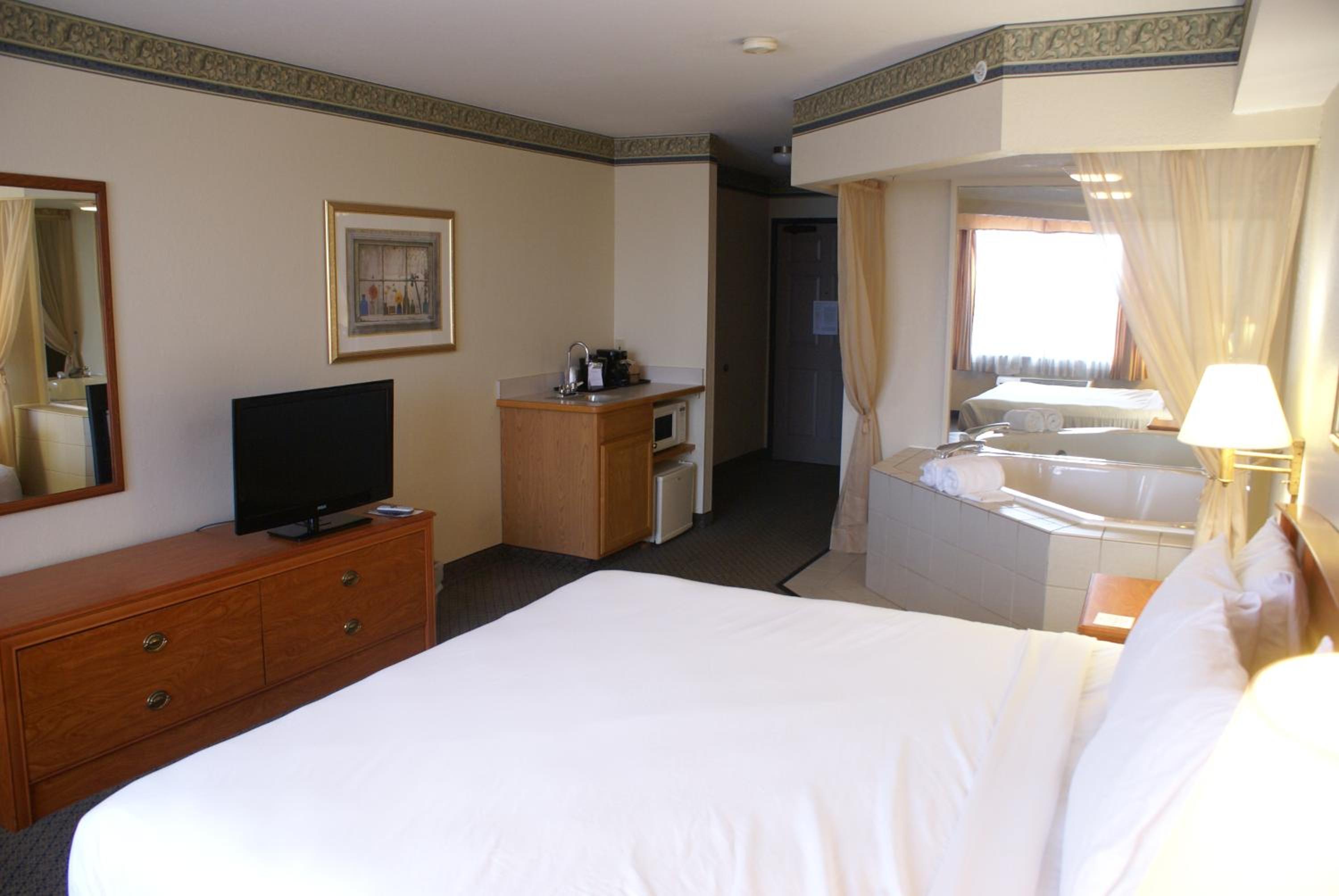 King Suite with Spa Bath - Photo 1