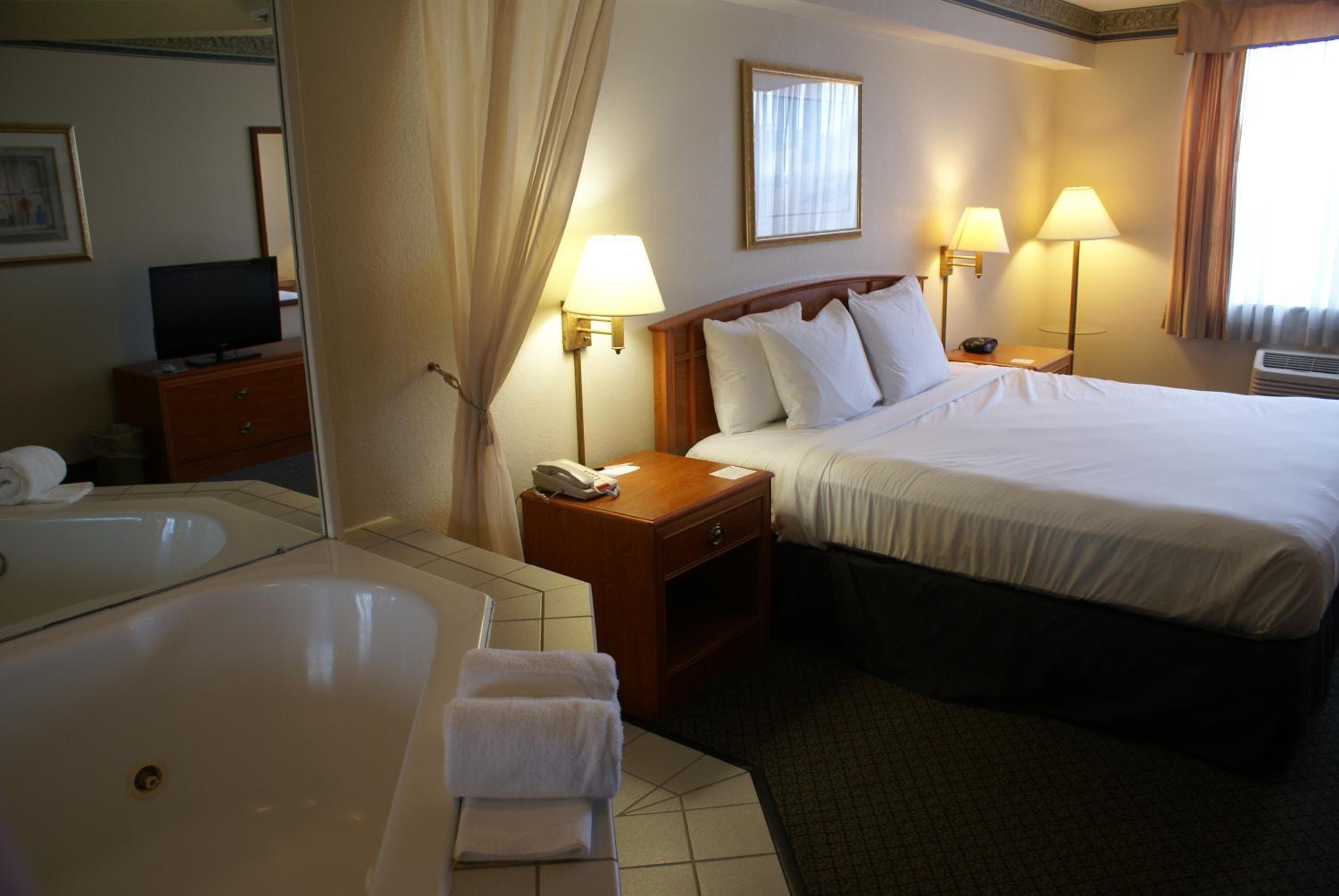 King Suite with Spa Bath - Photo 3